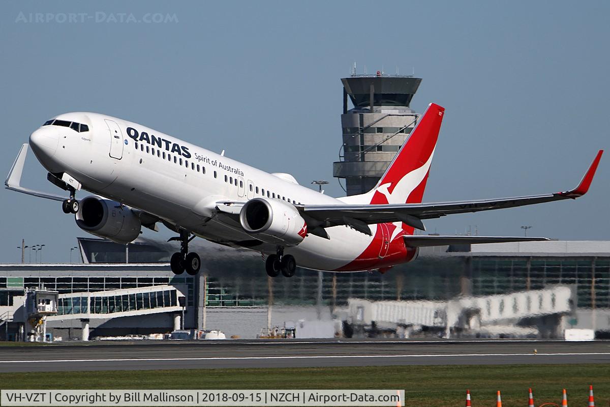 VH-VZT, 2011 Boeing 737-838 C/N 34186, to MEL as QF132