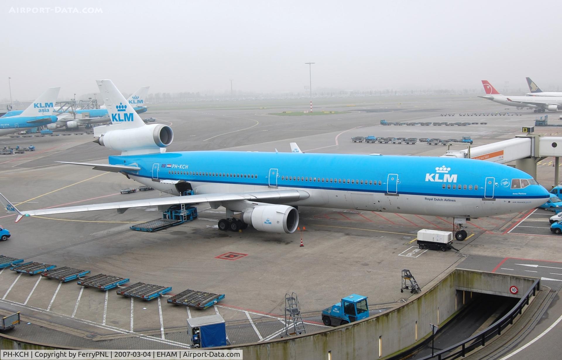 PH-KCH, 1995 McDonnell Douglas MD-11 C/N 48562, KLM MD11 being prepared for its next flight