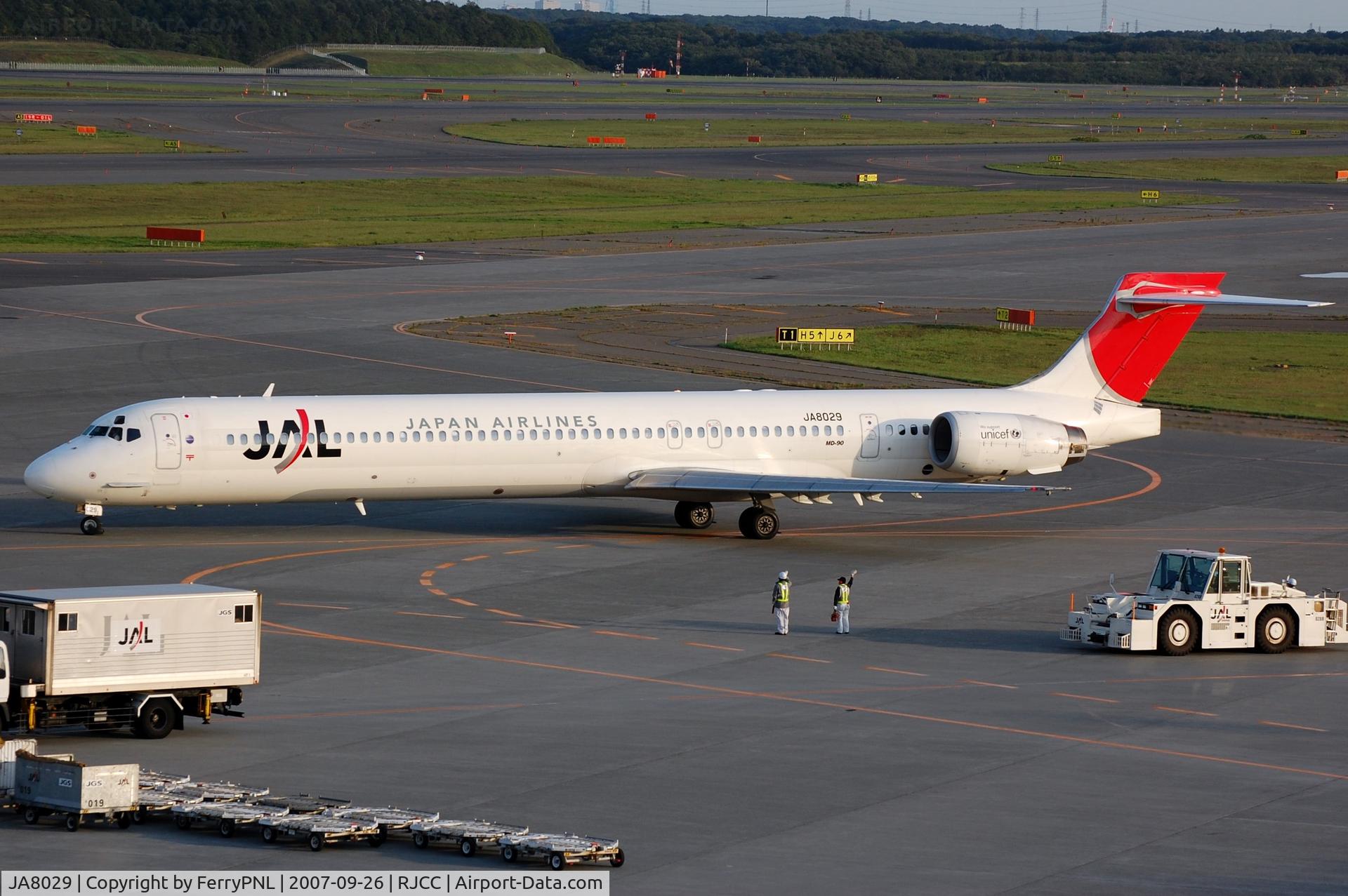 JA8029, 1997 McDonnell Douglas MD-90-30 C/N 53361, JAL MD-90 being waved off in CTS