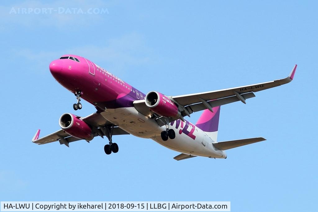 HA-LWU, 2013 Airbus A320-232 C/N 5617, Landing on runway 12.