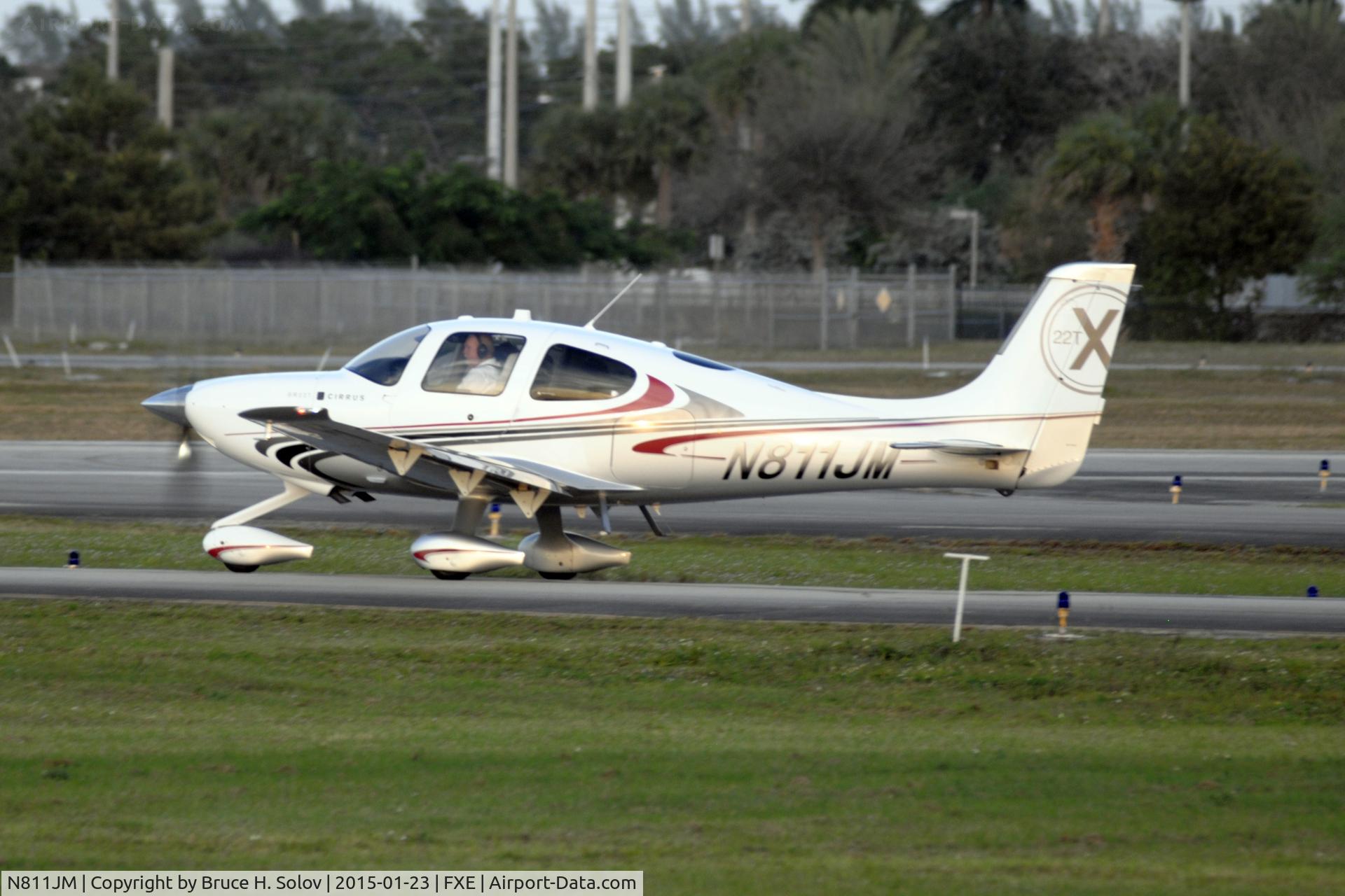 N811JM, 2008 Cirrus SR22 C/N 3127, awaiting departure at FXE