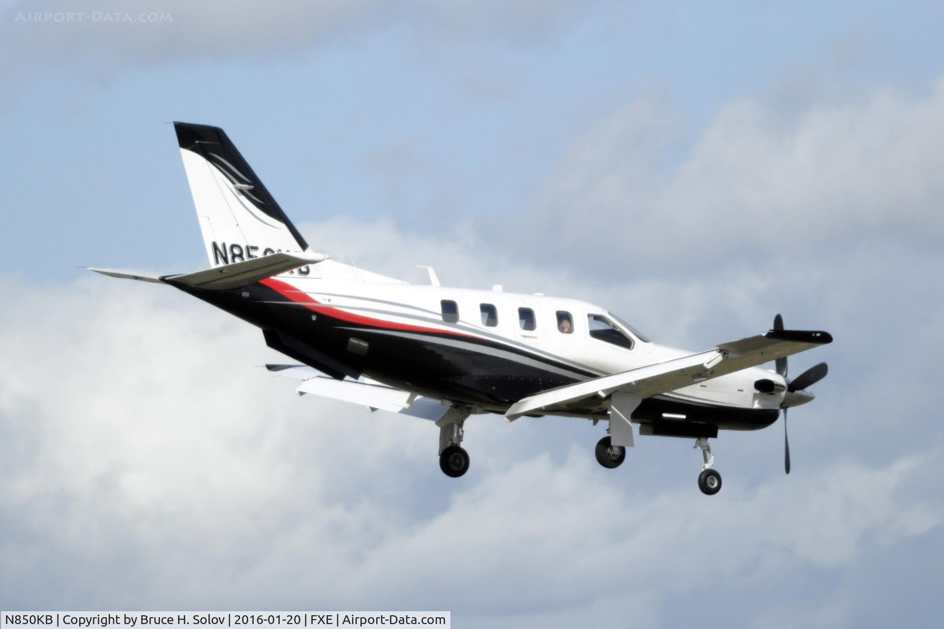 N850KB, 2011 Socata TBM-700 C/N 591, approaching FXE