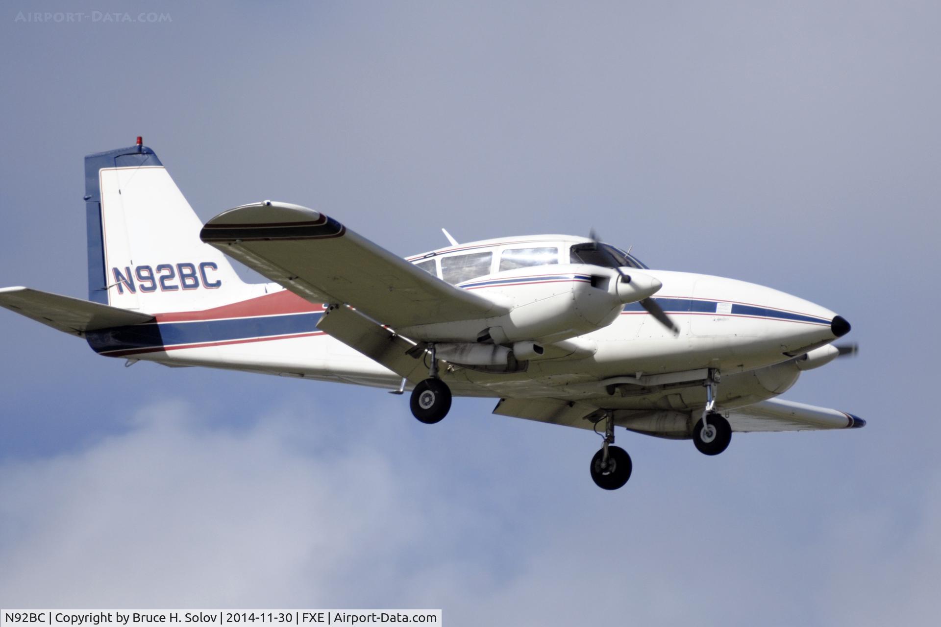 N92BC, 1995 Piper PA-23-250 C/N 27-4823, on approach