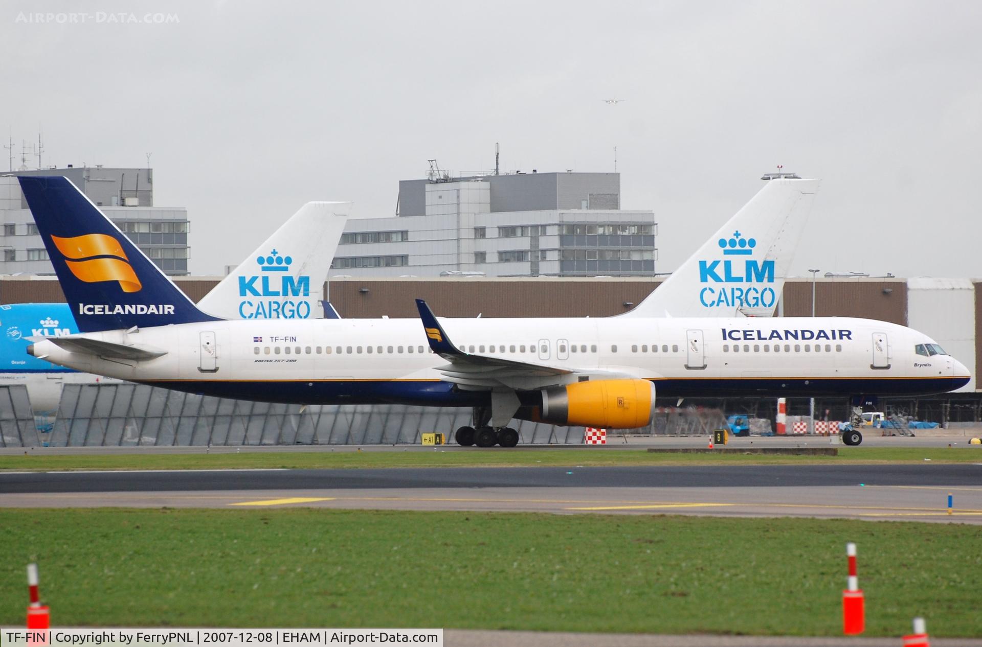 TF-FIN, 1997 Boeing 757-208 C/N 28989, Icelandair B752 on its way to its gate.