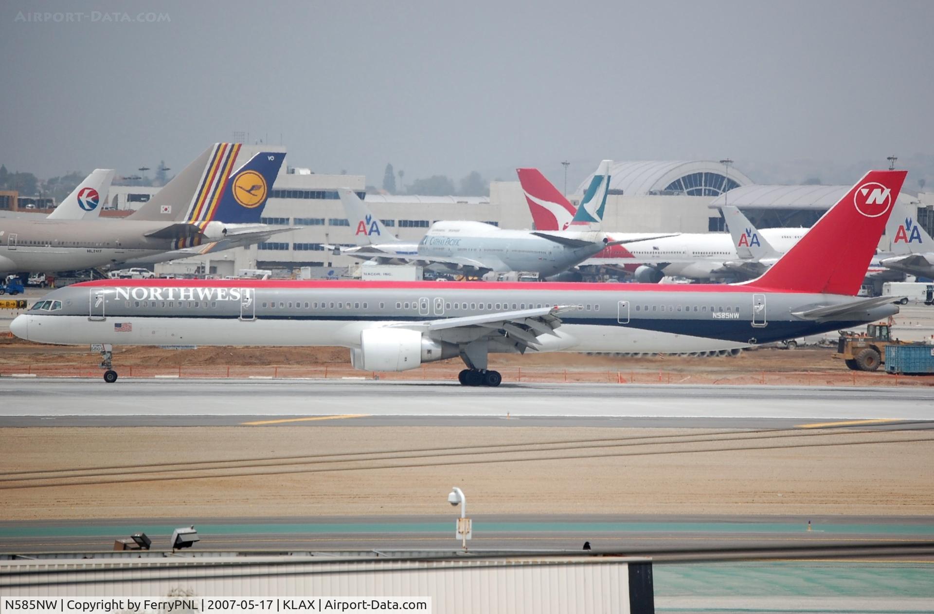 N585NW, 2002 Boeing 757-351 C/N 32985, Northwest B753