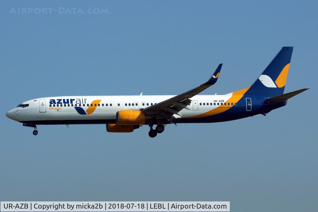 UR-AZB, 2007 Boeing 737-900/ER C/N 35712, Landing