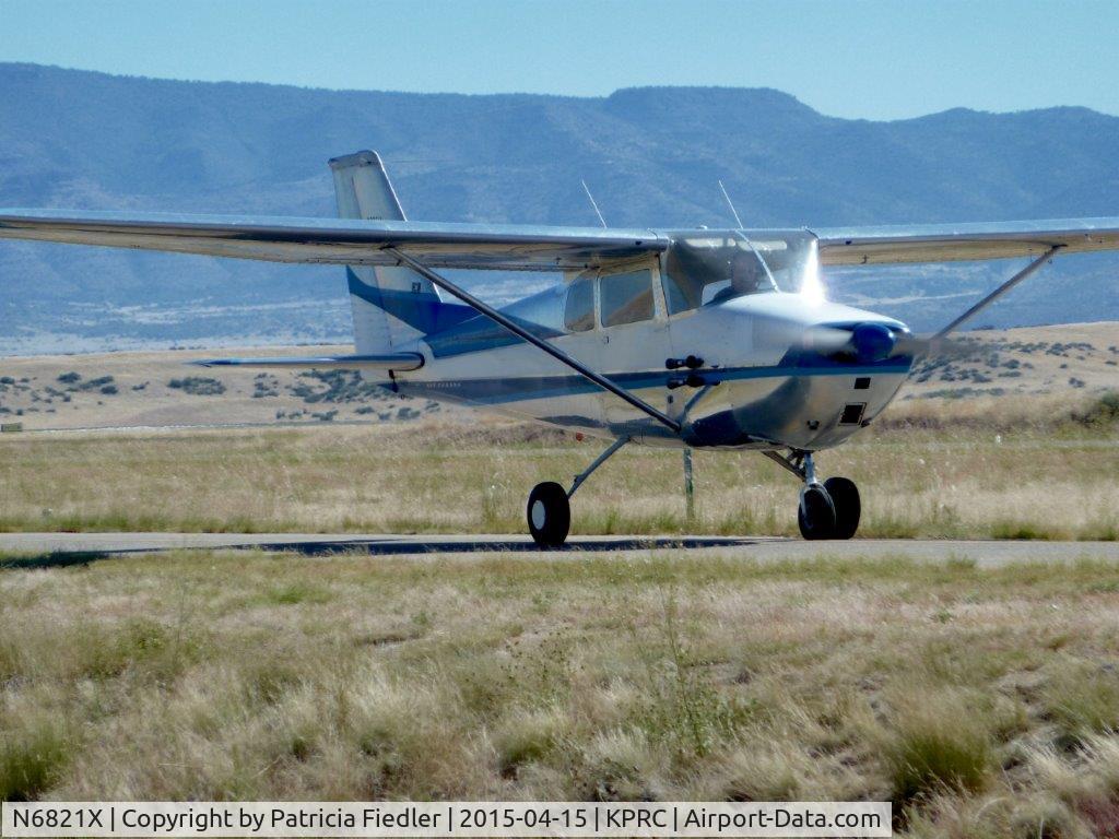 N6821X, 1960 Cessna 172A C/N 47721, 21X arriving home, taxing to the Bottleneck Hangers at Prescott, AZ (KPRC)