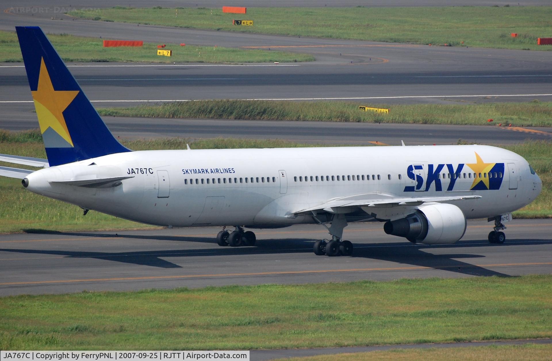 JA767C, 2002 Boeing 767-3Q8/ER C/N 29390, Skymark B763 taxying past