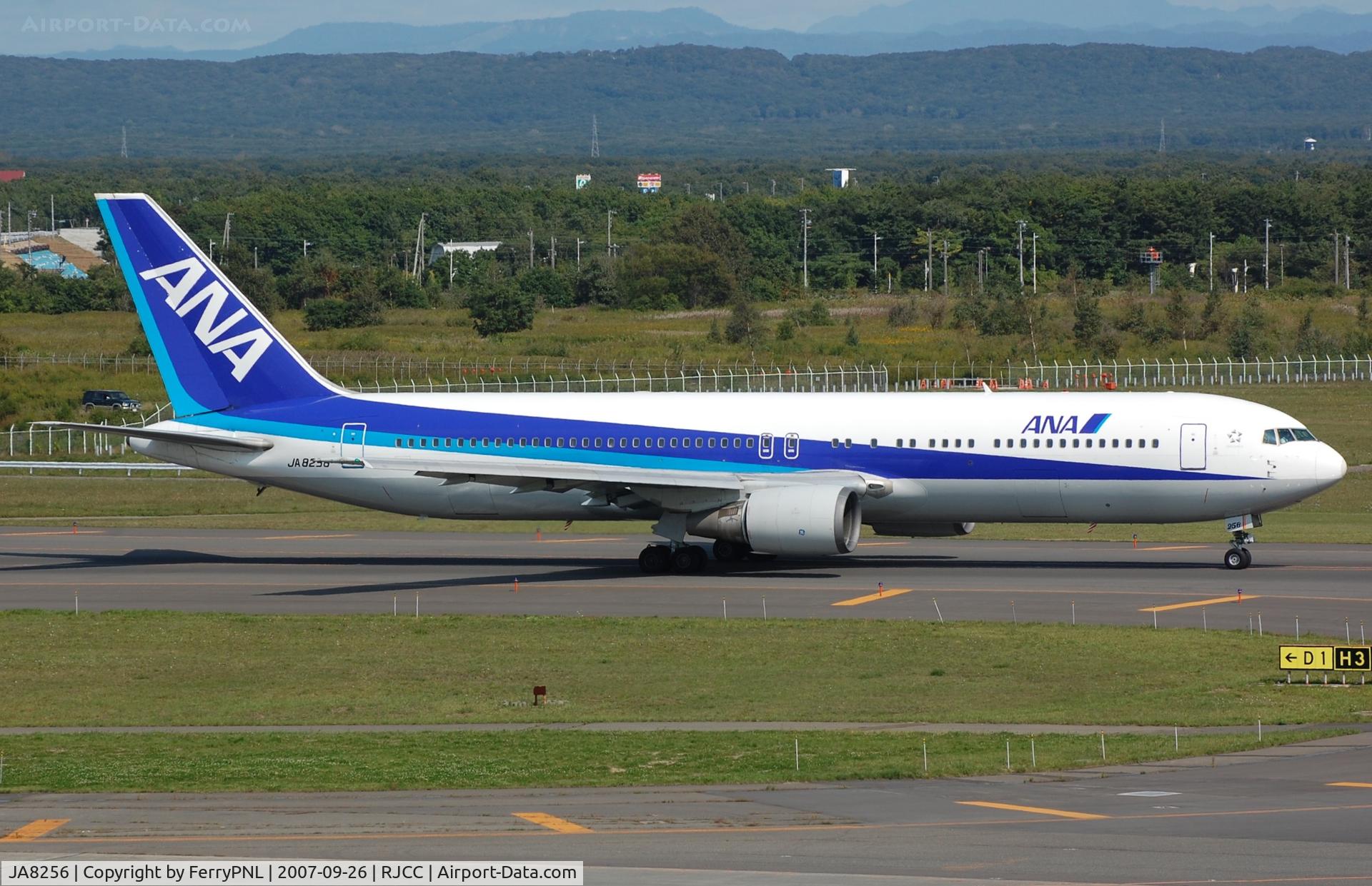 JA8256, 1987 Boeing 767-381 C/N 23756, ANA B763 in a sunny Sapporo. Airframe scrapped in VCV .