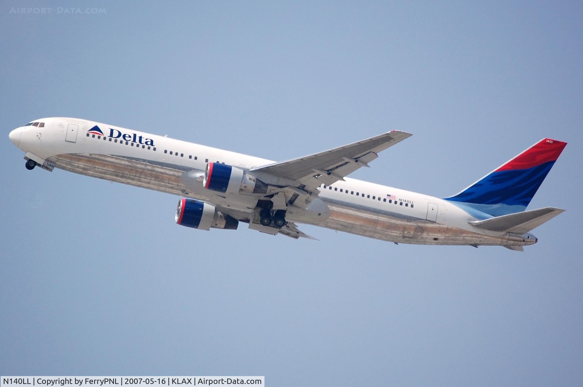N140LL, 1993 Boeing 767-332 C/N 25988, Delta B763 lifting-off from LAX