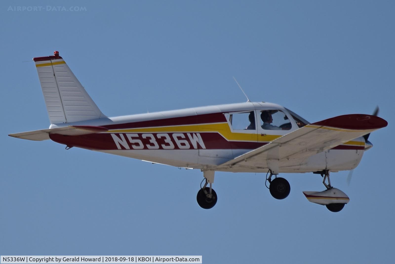 N5336W, 1962 Piper PA-28 C/N 28-393, Approach to RWY 28L.