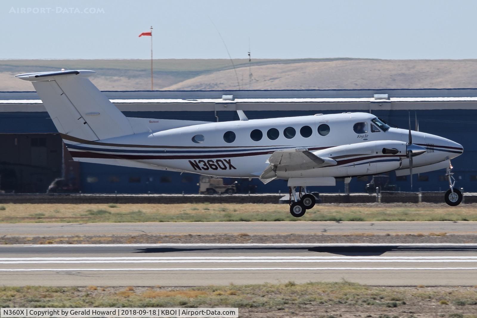N360X, 2001 Raytheon Aircraft Company B200 C/N BB-1783, Landing RWY 28L.