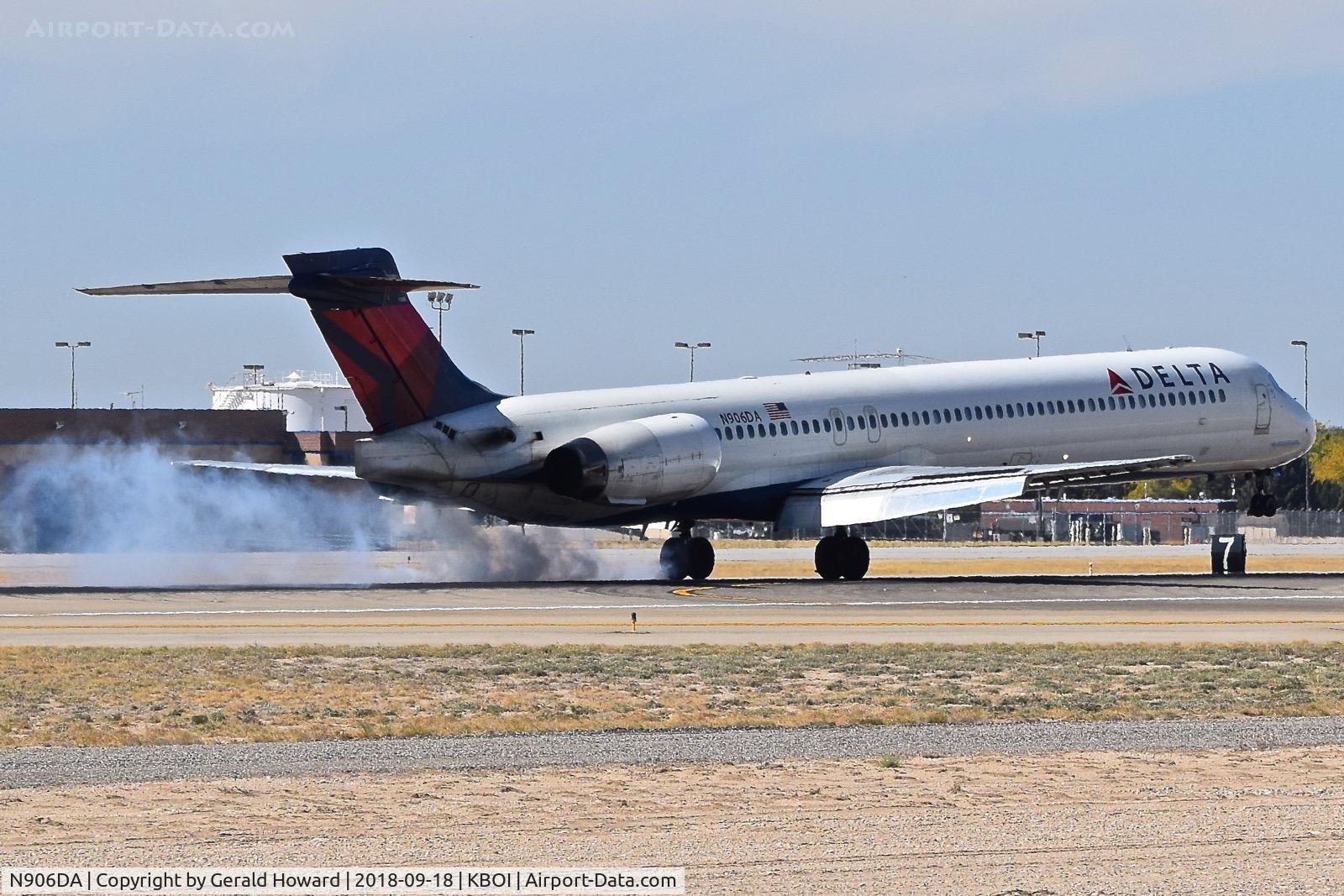 N906DA, 1995 McDonnell Douglas MD-90-30 C/N 53386, Landing touch down on RWY 28L.