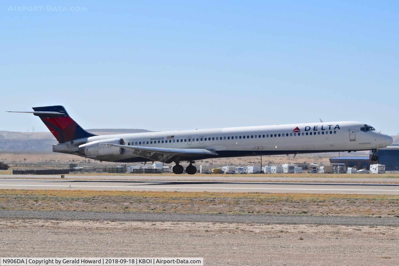 N906DA, 1995 McDonnell Douglas MD-90-30 C/N 53386, Landing RWY 28L.