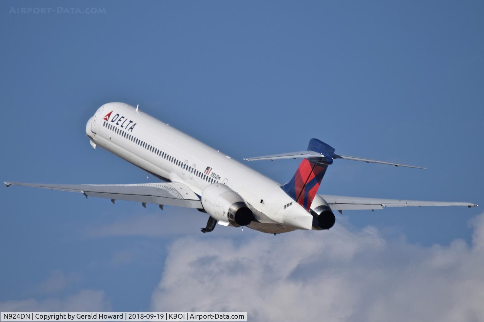 N924DN, 1998 McDonnell Douglas MD-90-30 C/N 53586, Departing BOI.