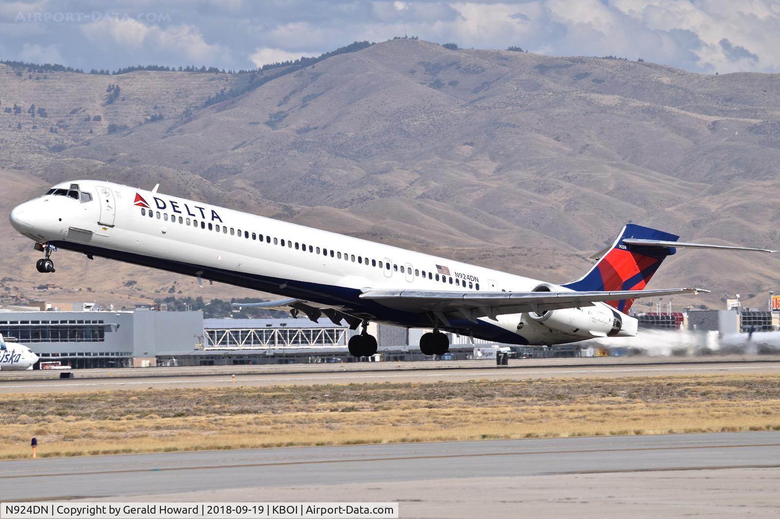N924DN, 1998 McDonnell Douglas MD-90-30 C/N 53586, Take off from RWY 28L.
