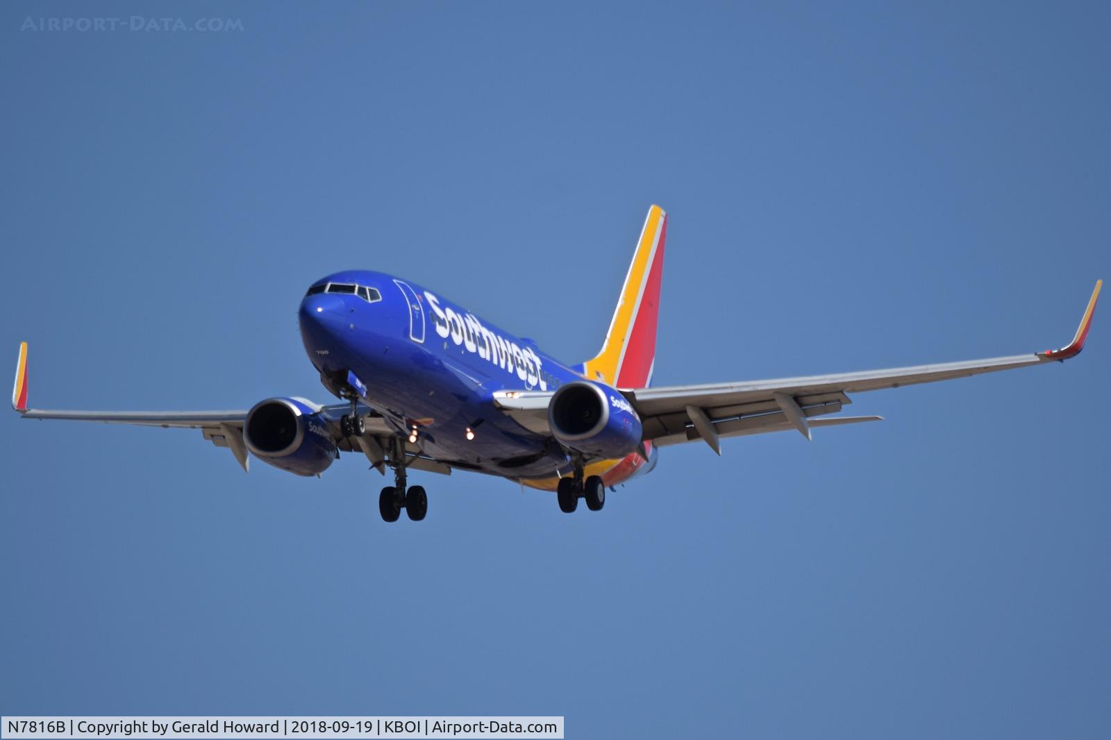 N7816B, 1999 Boeing 737-7L9 C/N 28009, Approach to RWY 28L.