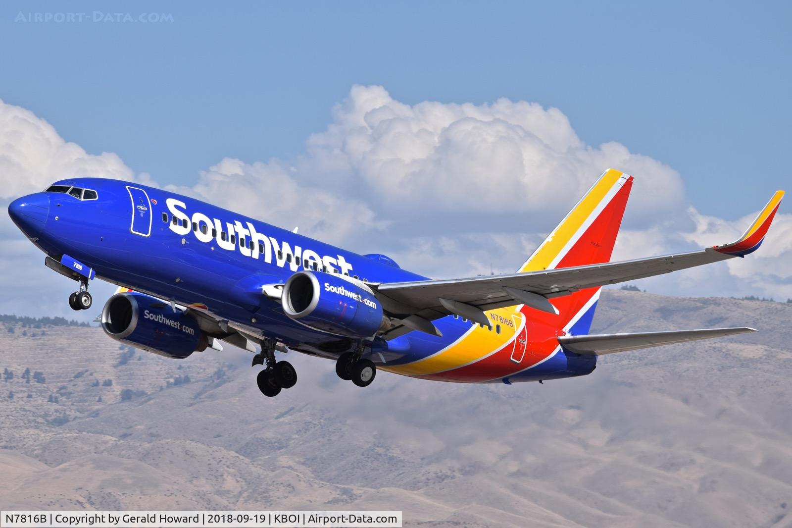 N7816B, 1999 Boeing 737-7L9 C/N 28009, Take off from RWY 28L.