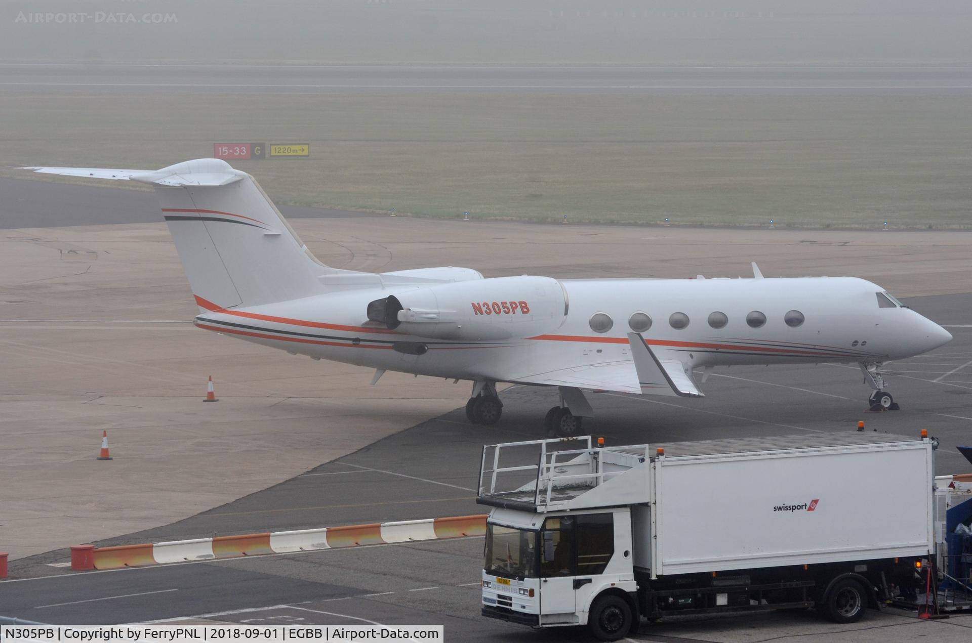 N305PB, 1989 Gulfstream Aerospace G-IV C/N 1088, G4 nightstopping in low visibility.