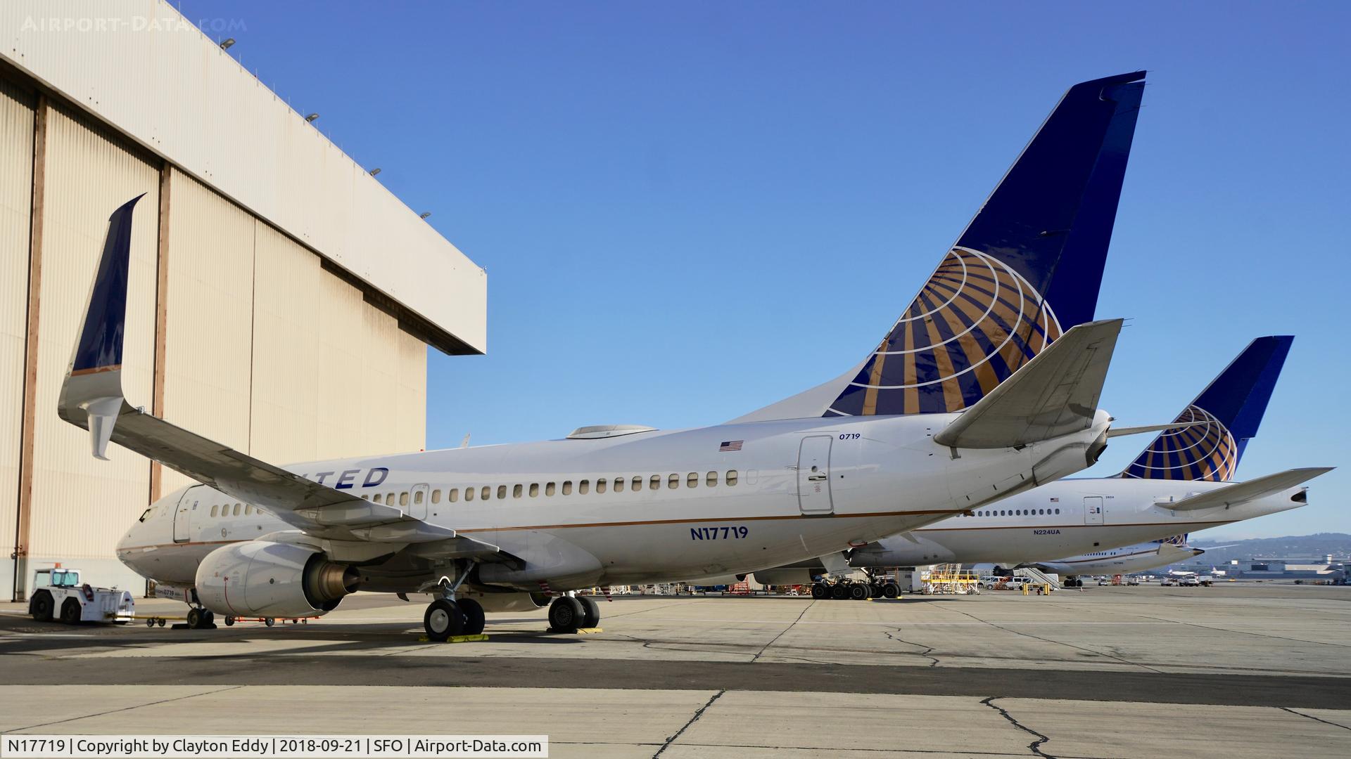 N17719, 1999 Boeing 737-724 C/N 28938, SFO 2018.