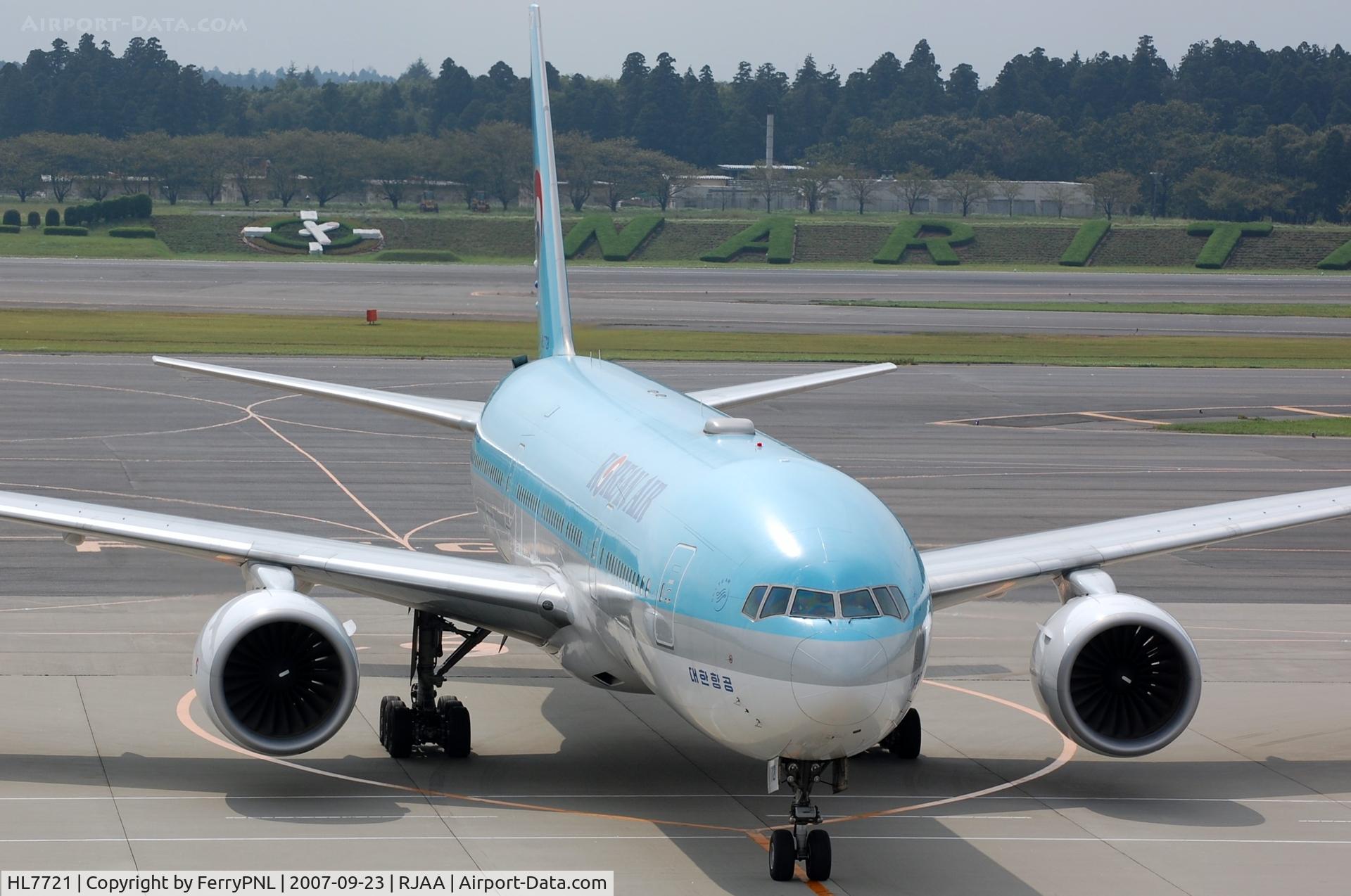 HL7721, Boeing 777-2B5/ER C/N 33727, KE b772 finding its way to the gate