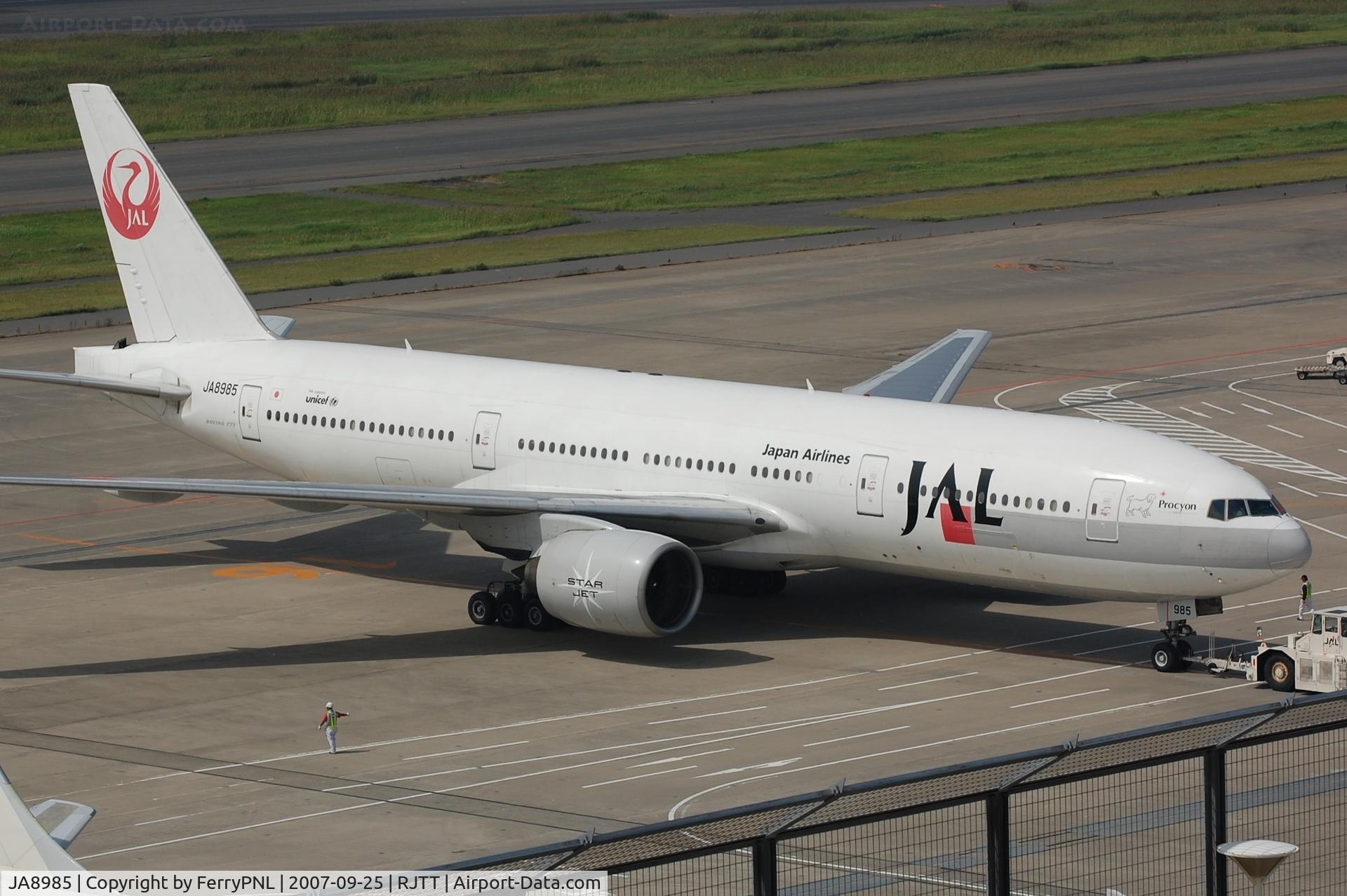 JA8985, 1997 Boeing 777-246 C/N 27652, Push-back for JAL B772