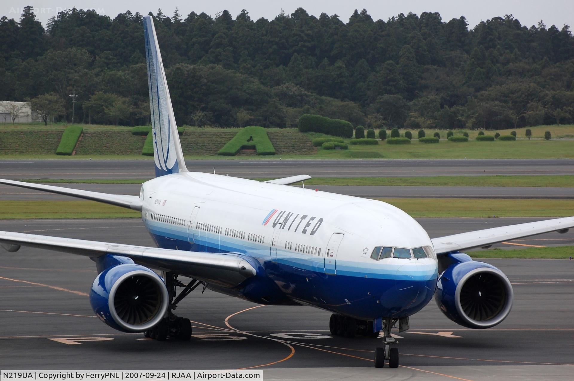 N219UA, 2001 Boeing 777-222 C/N 30551, United B772 arriving at its gate