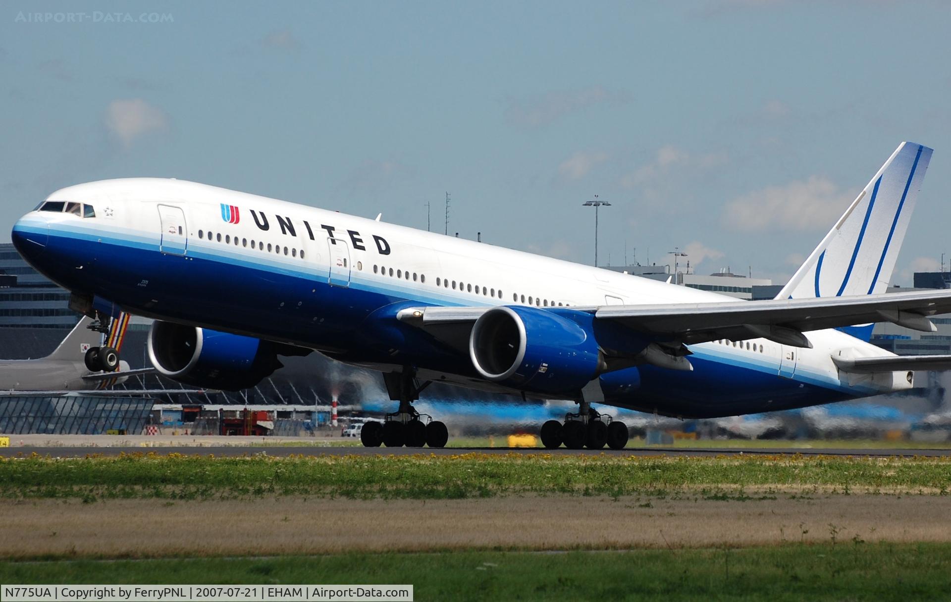 N775UA, 1995 Boeing 777-222 C/N 26947, United B772 taking-off.