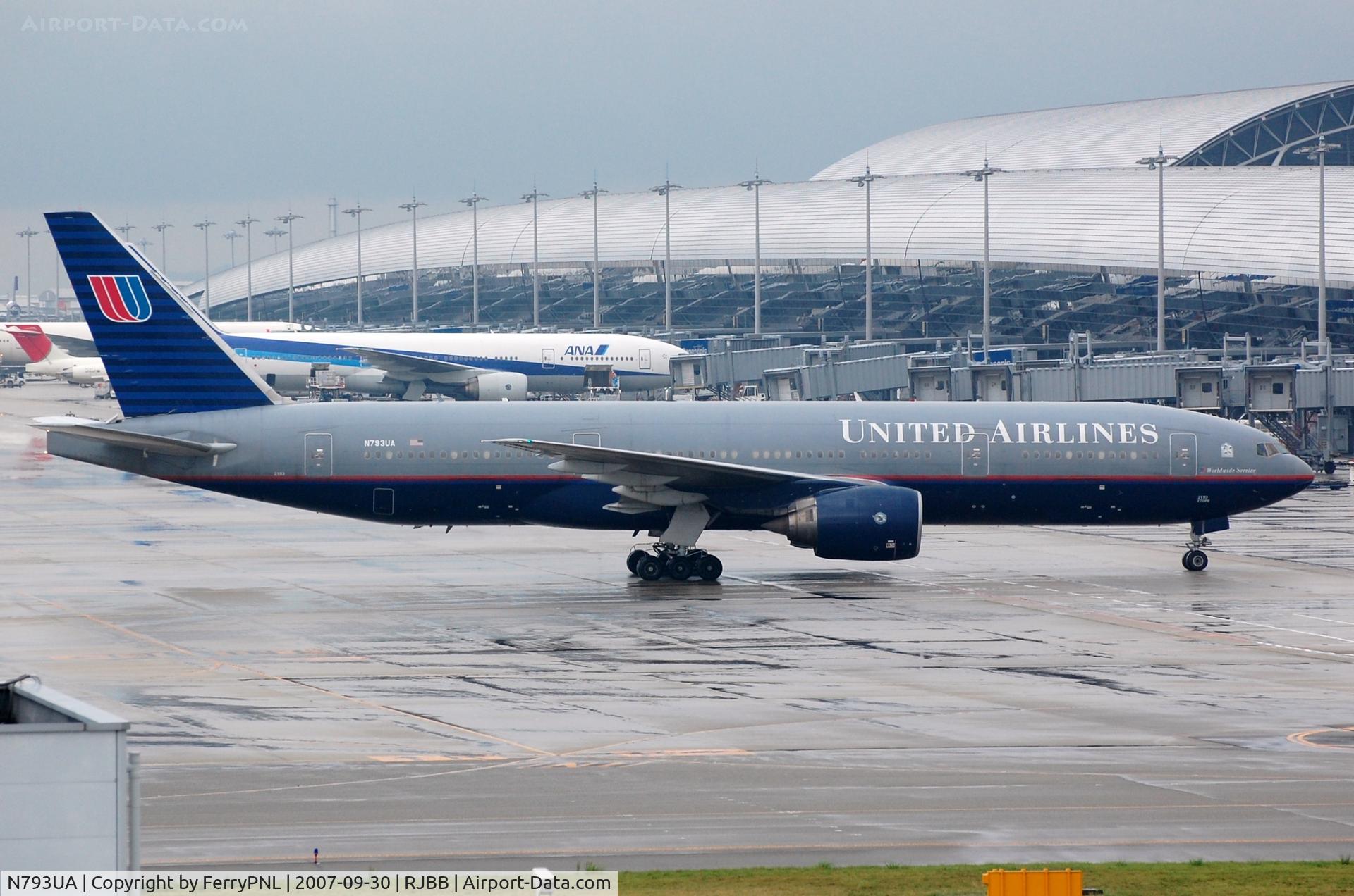 N793UA, 1997 Boeing 777-222 C/N 26946, United grey in grey KIX