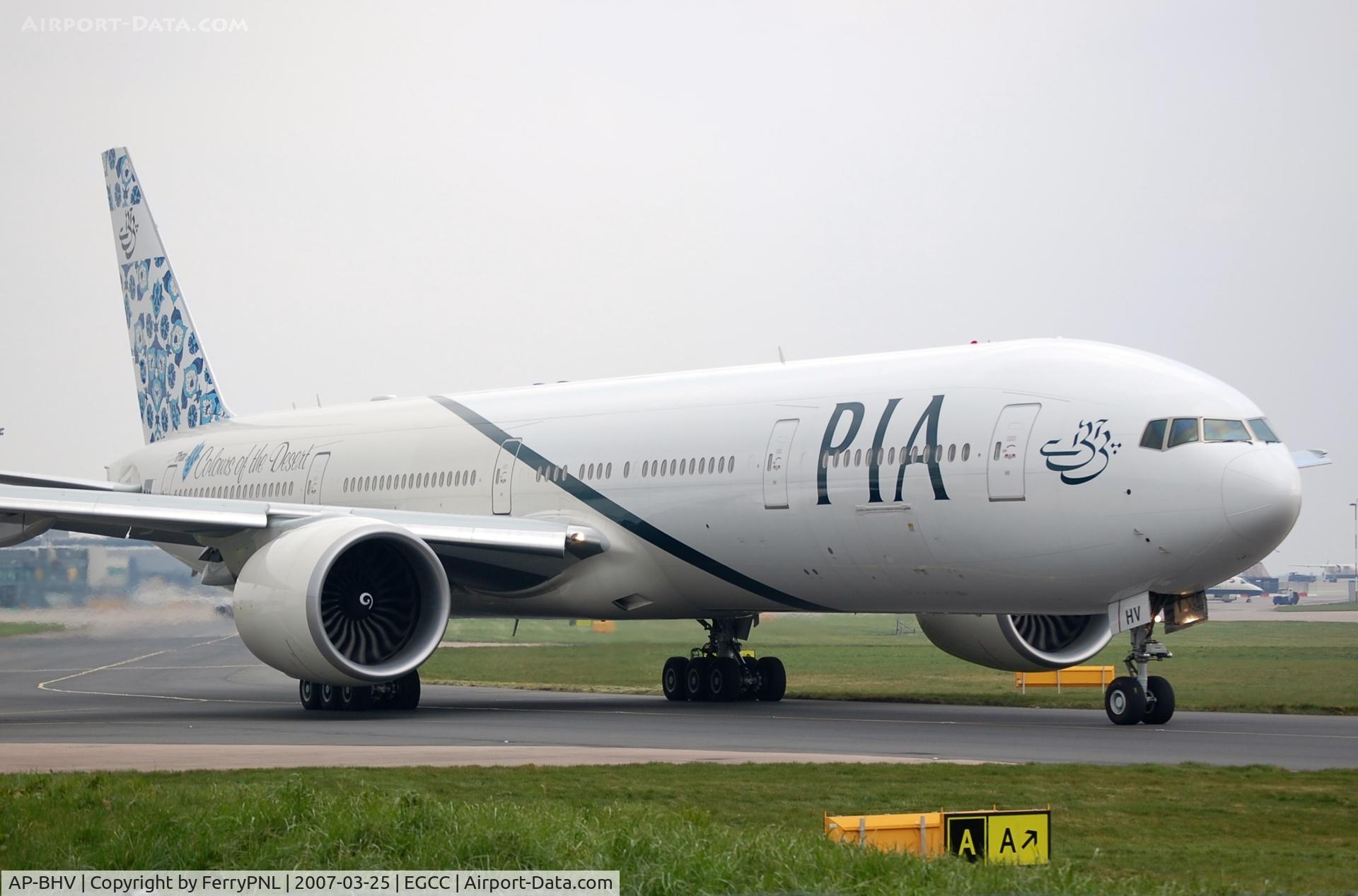 AP-BHV, 2006 Boeing 777-340/ER C/N 33778, Pakistan B773 taxying for departure