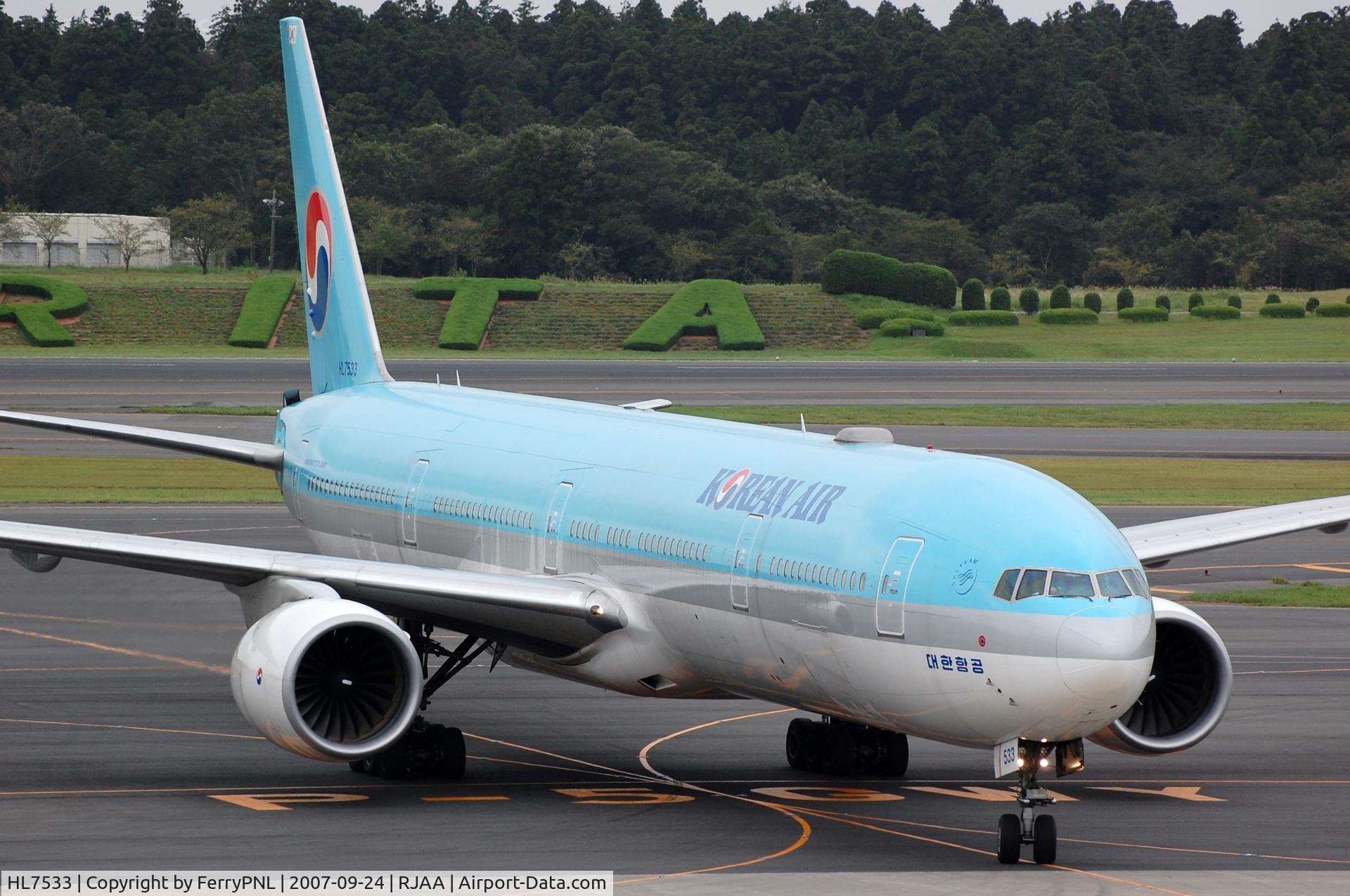 HL7533, 1999 Boeing 777-3B5 C/N 27948, Korean B773 aproaching its gate.