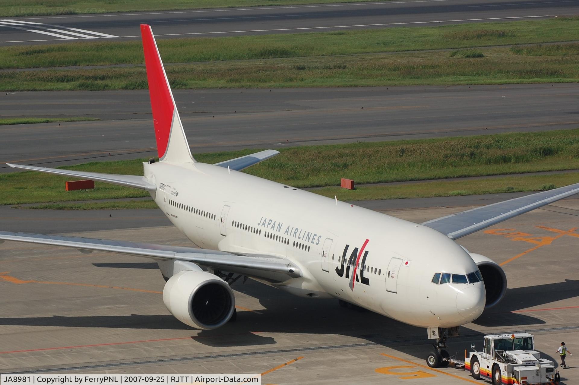JA8981, Boeing 777-246 C/N 27364, Push back for JAL B772