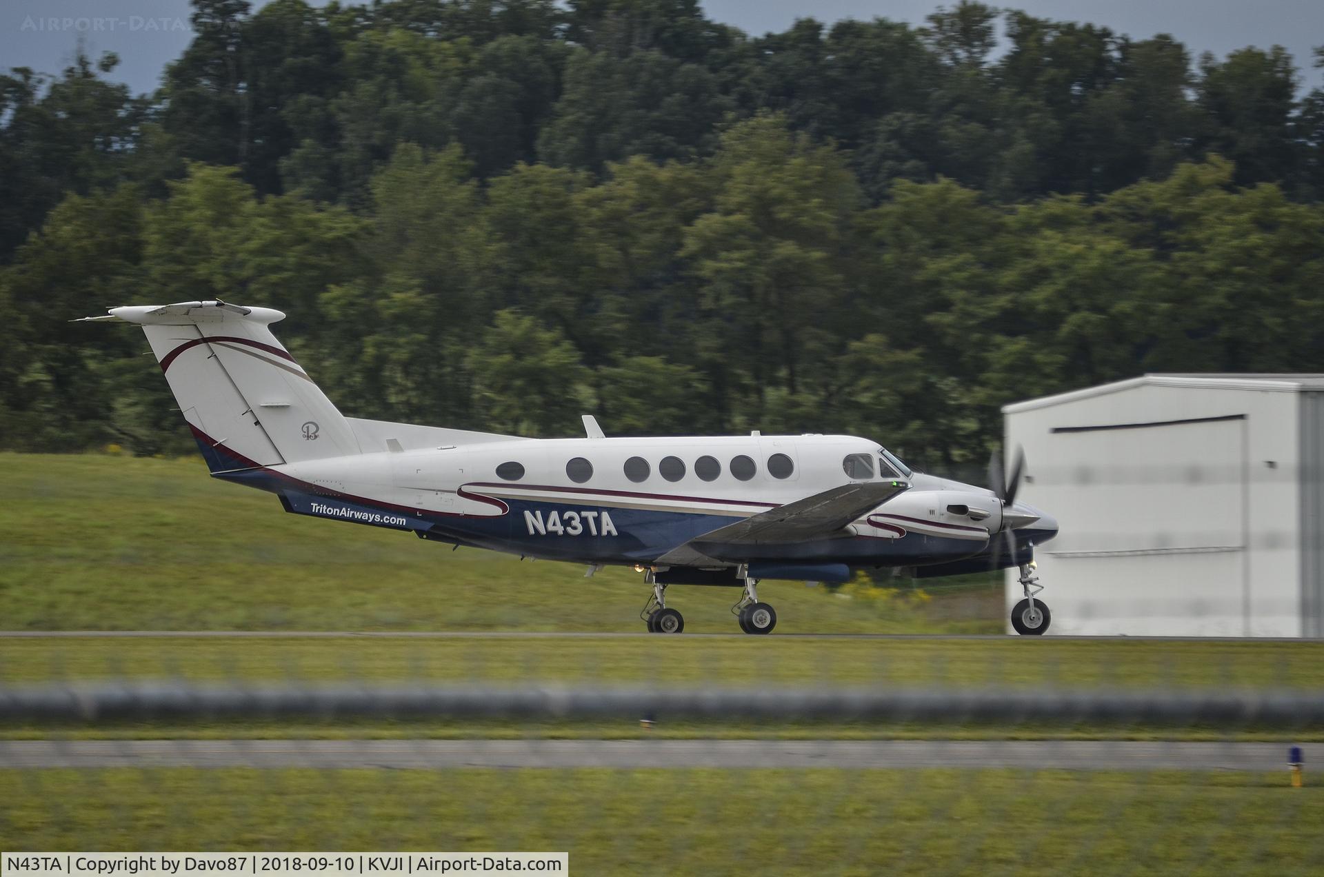 N43TA, 1992 Beech B200 King Air C/N BB-1432, Taking off from Virginia Highlands Airport in Abingdon, VA.