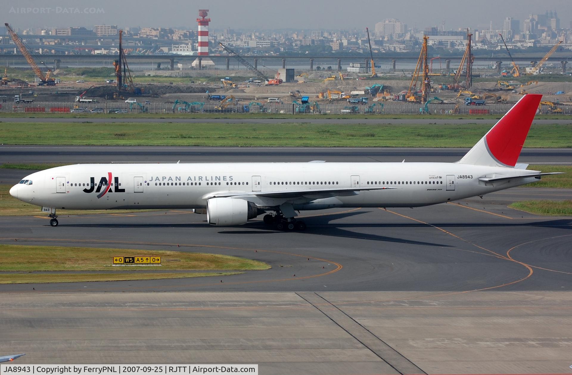 JA8943, 1999 Boeing 777-346 C/N 28395, JAL B773 taxying past