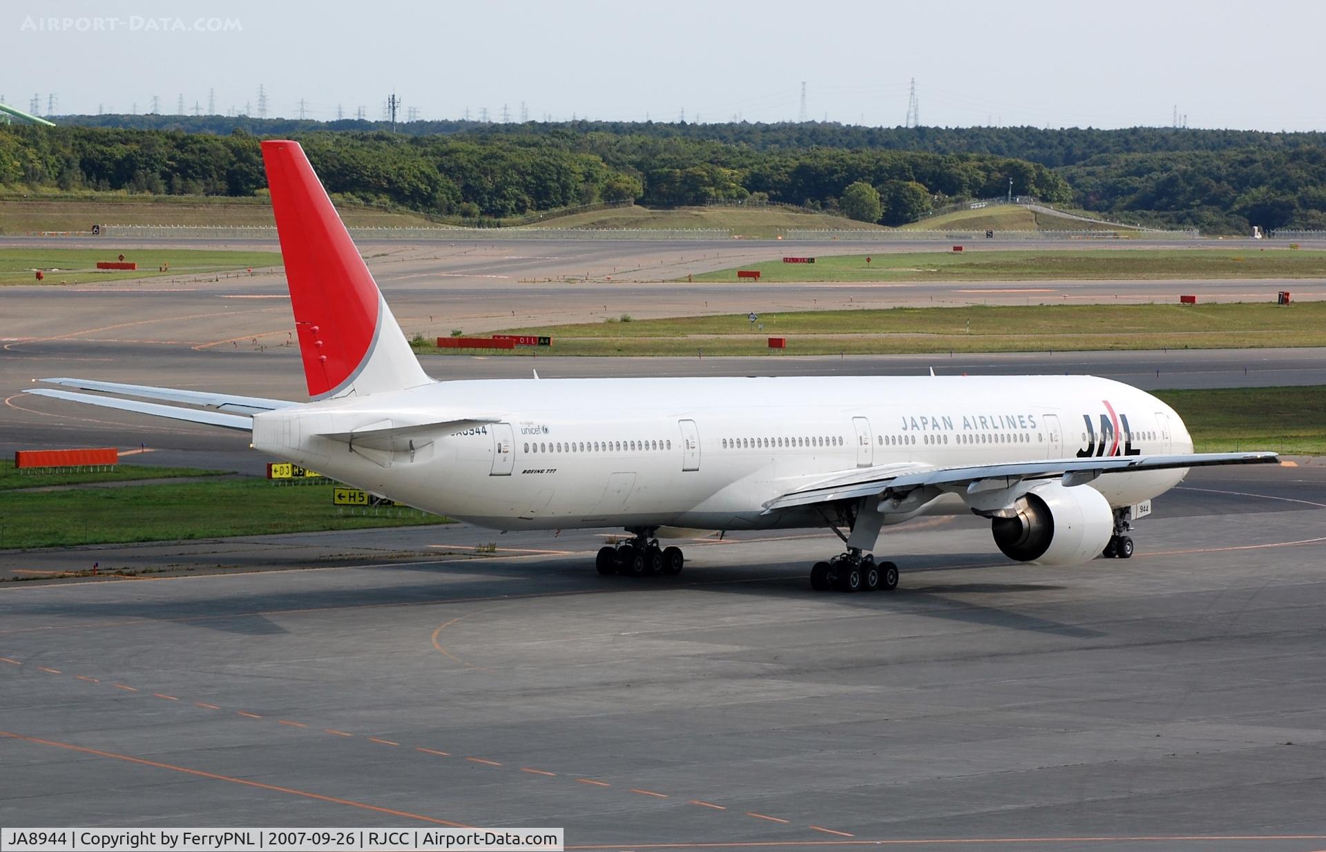 JA8944, 1999 Boeing 777-346 C/N 28396, JAL B773 departing