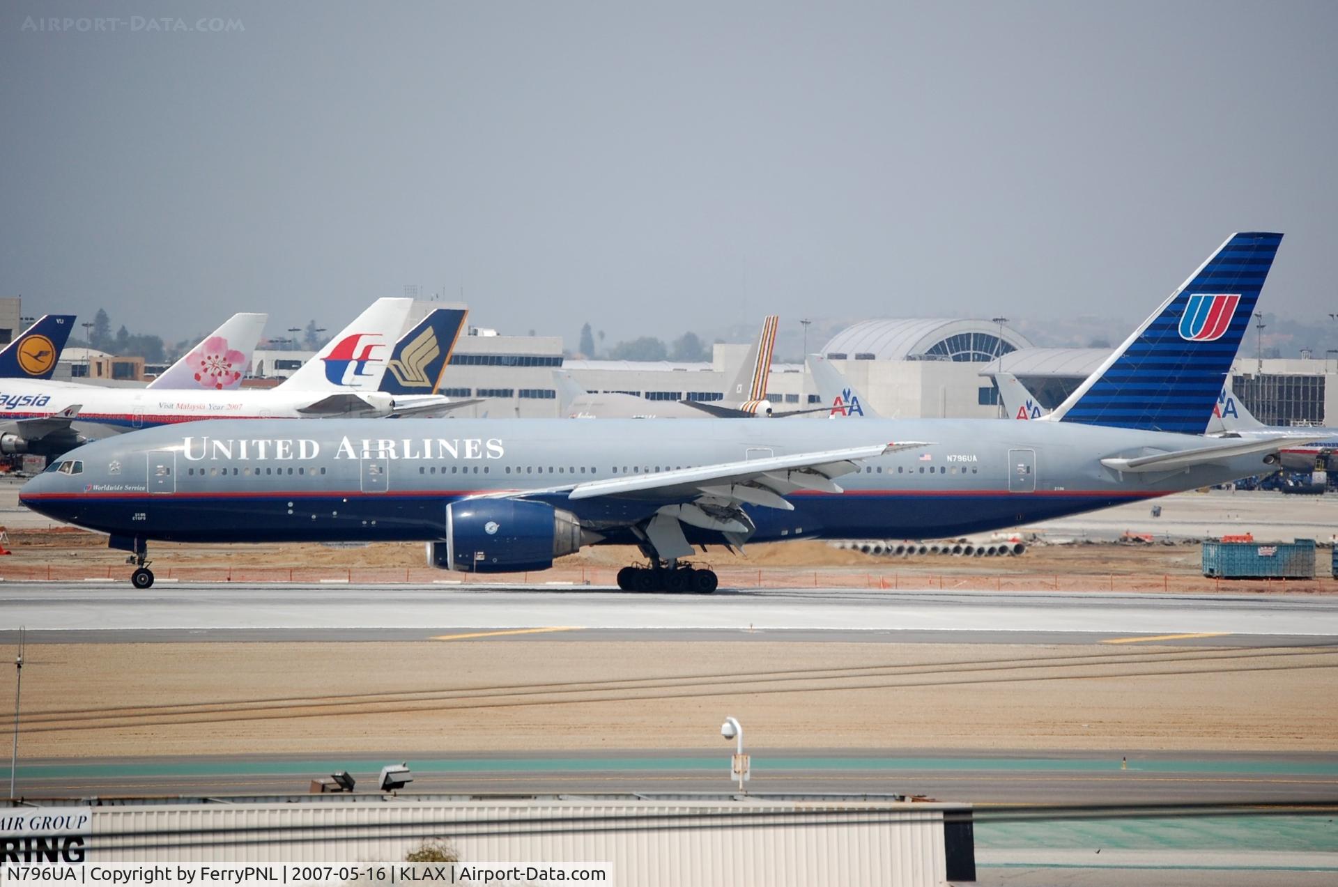 N796UA, 1998 Boeing 777-222 C/N 26931, UA B772 vacating the runway