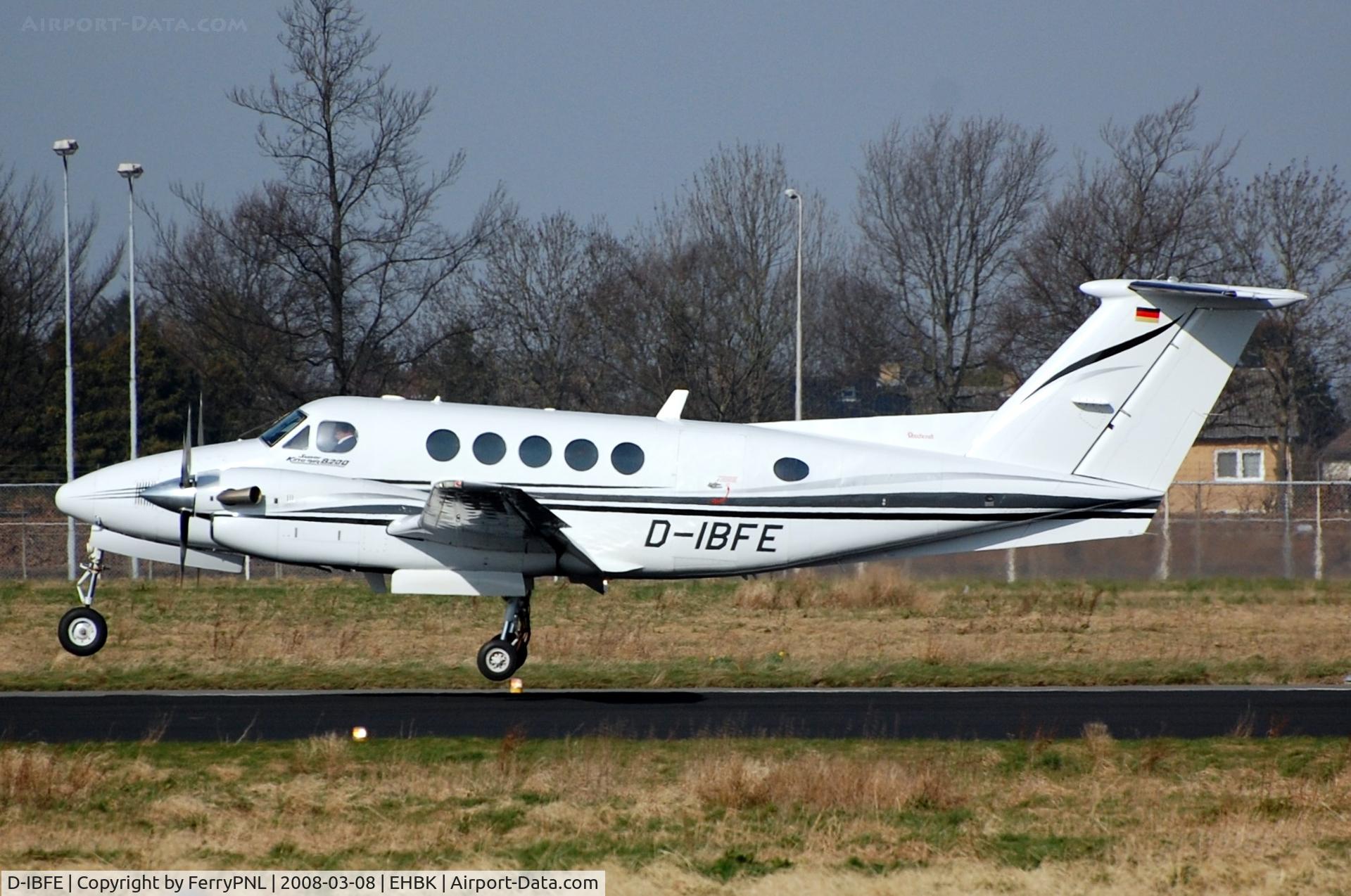 D-IBFE, 2000 Raytheon B200 King Air C/N BB-1716, King Air landing
