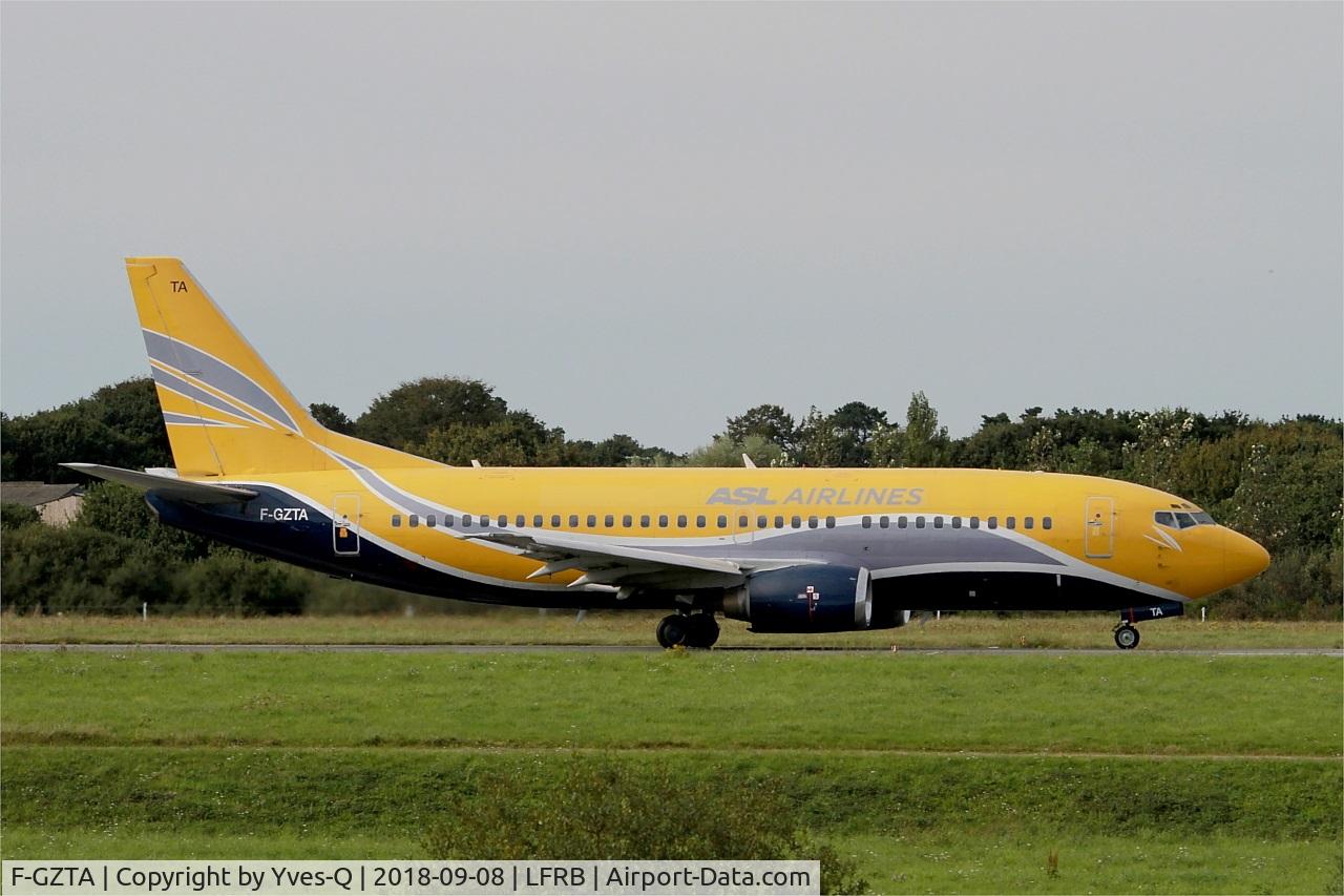 F-GZTA, 1998 Boeing 737-33V(QC) C/N 29333/3084, Boeing 737-33VQC, Taxiing to holding point rwy 25L, Brest-Bretagne airport (LFRB-BES)