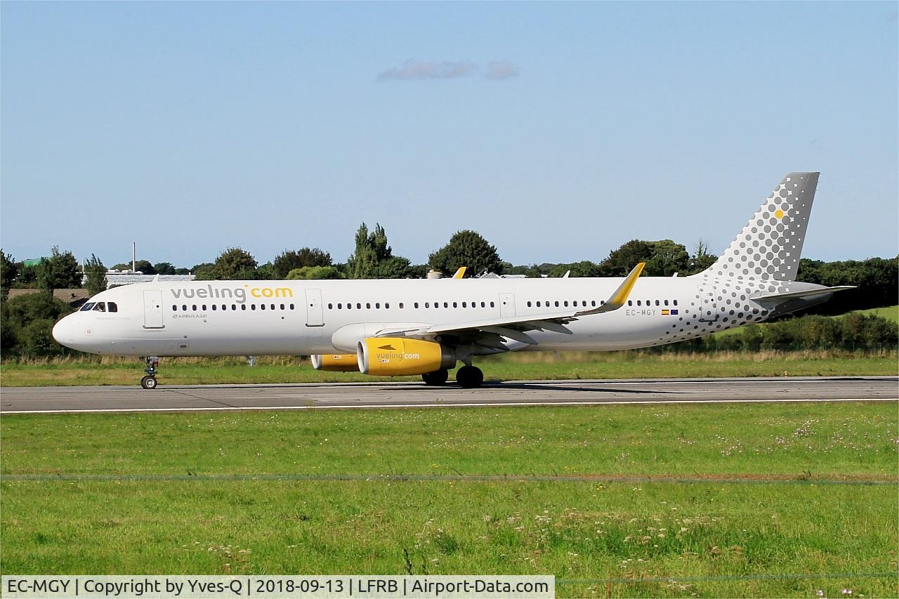 EC-MGY, 2015 Airbus A321-231 C/N 6638, Airbus A321-231, Taxiing rwy 07R, Brest-Guipavas Airport (LFRB-BES)