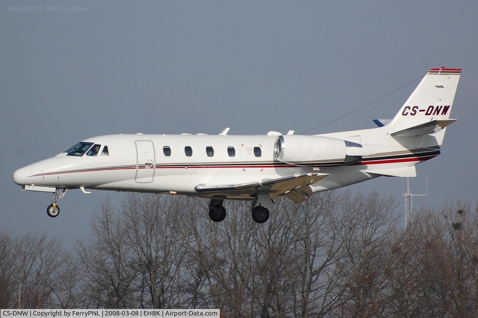 CS-DNW, 2001 Cessna 560XL Citation Excel C/N 560-5221, Netjets Ce560XL landing