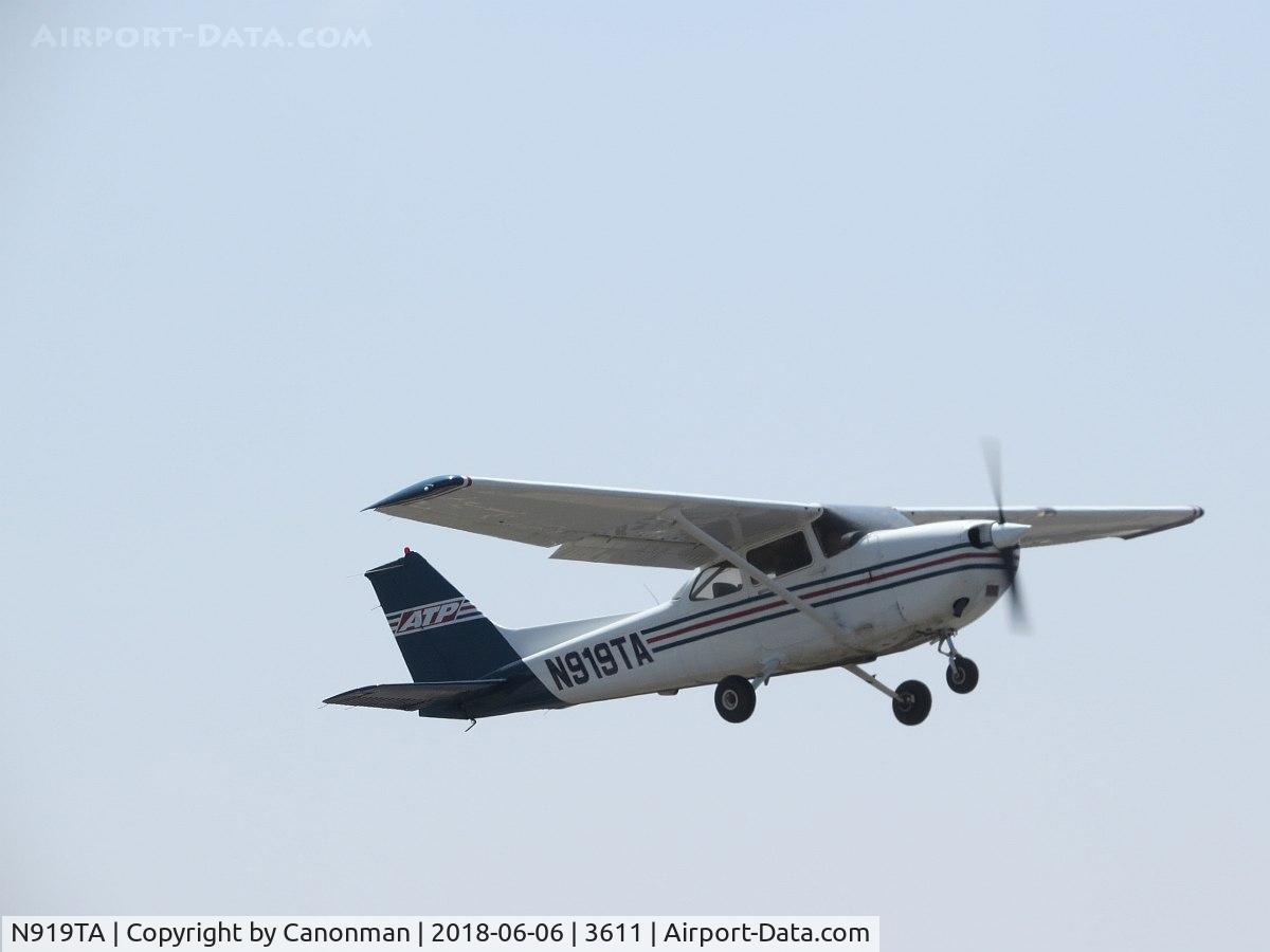 N919TA, 2000 Cessna 172R C/N 172-80843, Lifting off