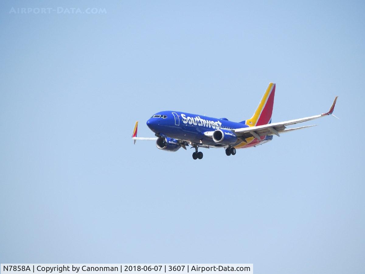 N7858A, 2005 Boeing 737-79P C/N 29361, Landing