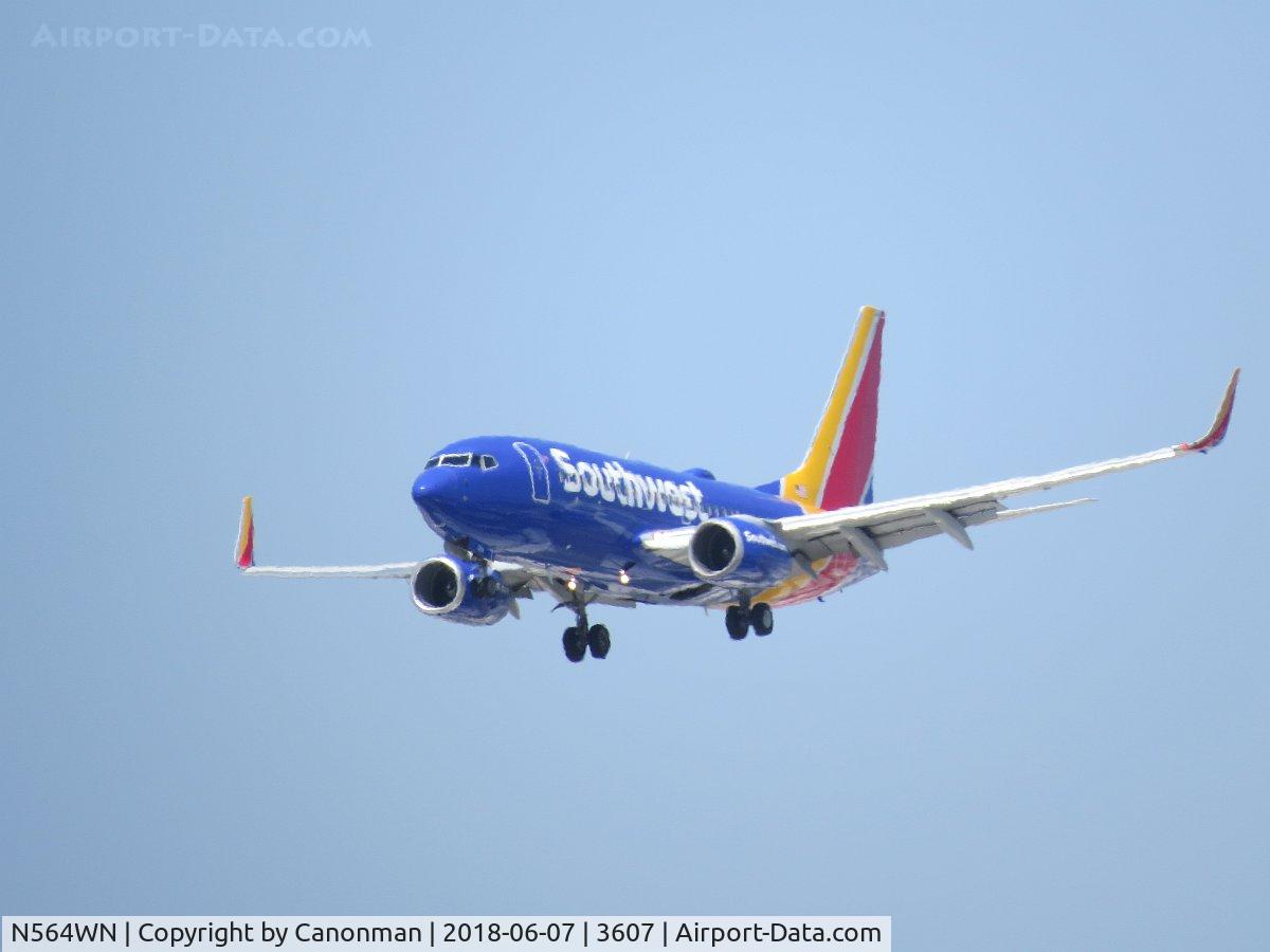 N564WN, 2002 Boeing 737-73V C/N 30244, Landing
