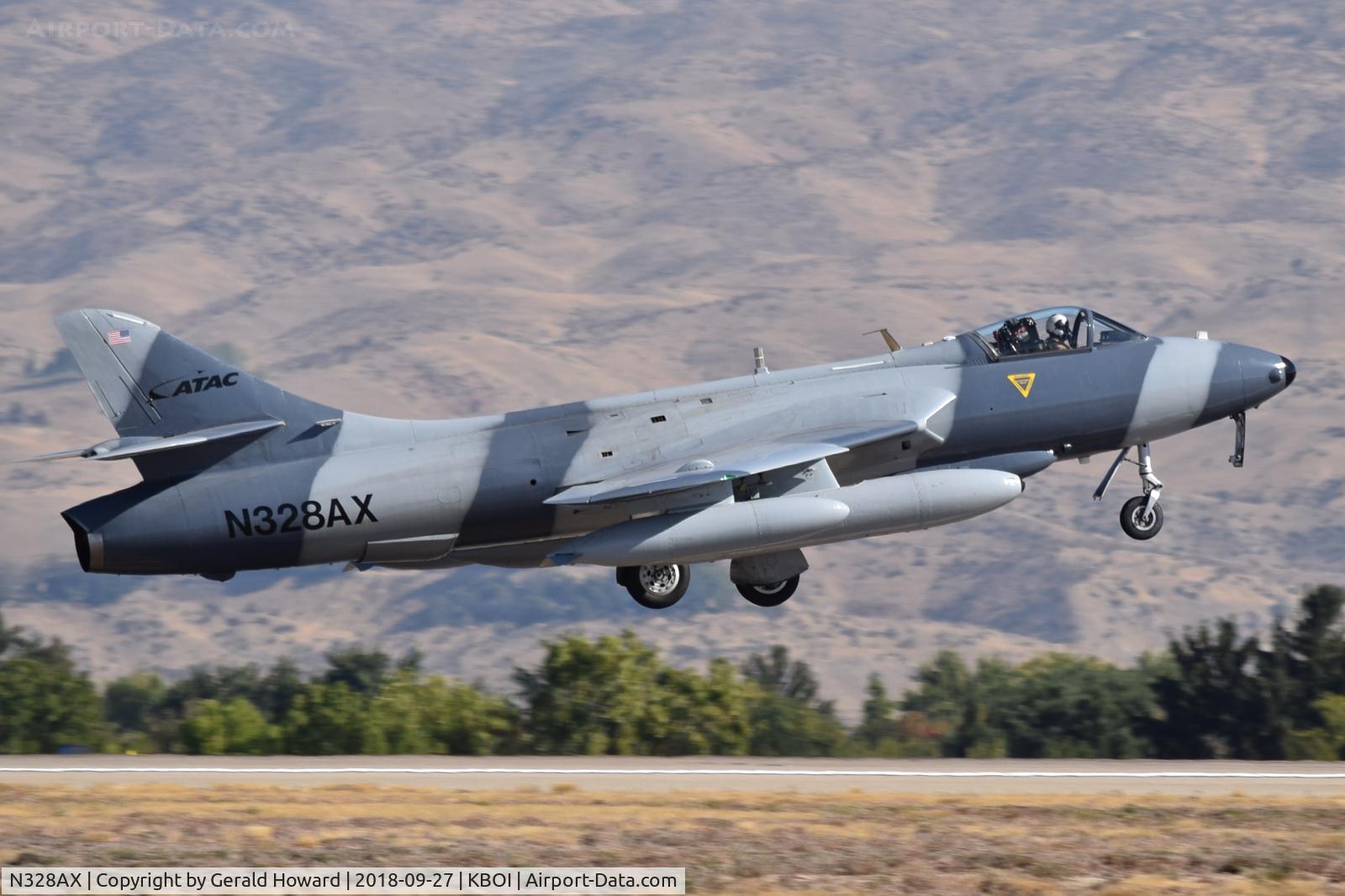 N328AX, 1958 Hawker Hunter Mk.58 C/N 41H-697398, Landing RWY 10R.