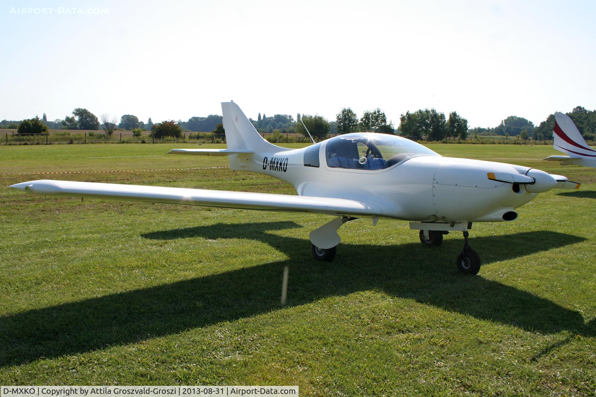 D-MXKO, Aveko VL-3RG Evolution, II. Cirrus-Hertelendy Aviator's Weekend , Hertelendy Castle Airfield Hungary