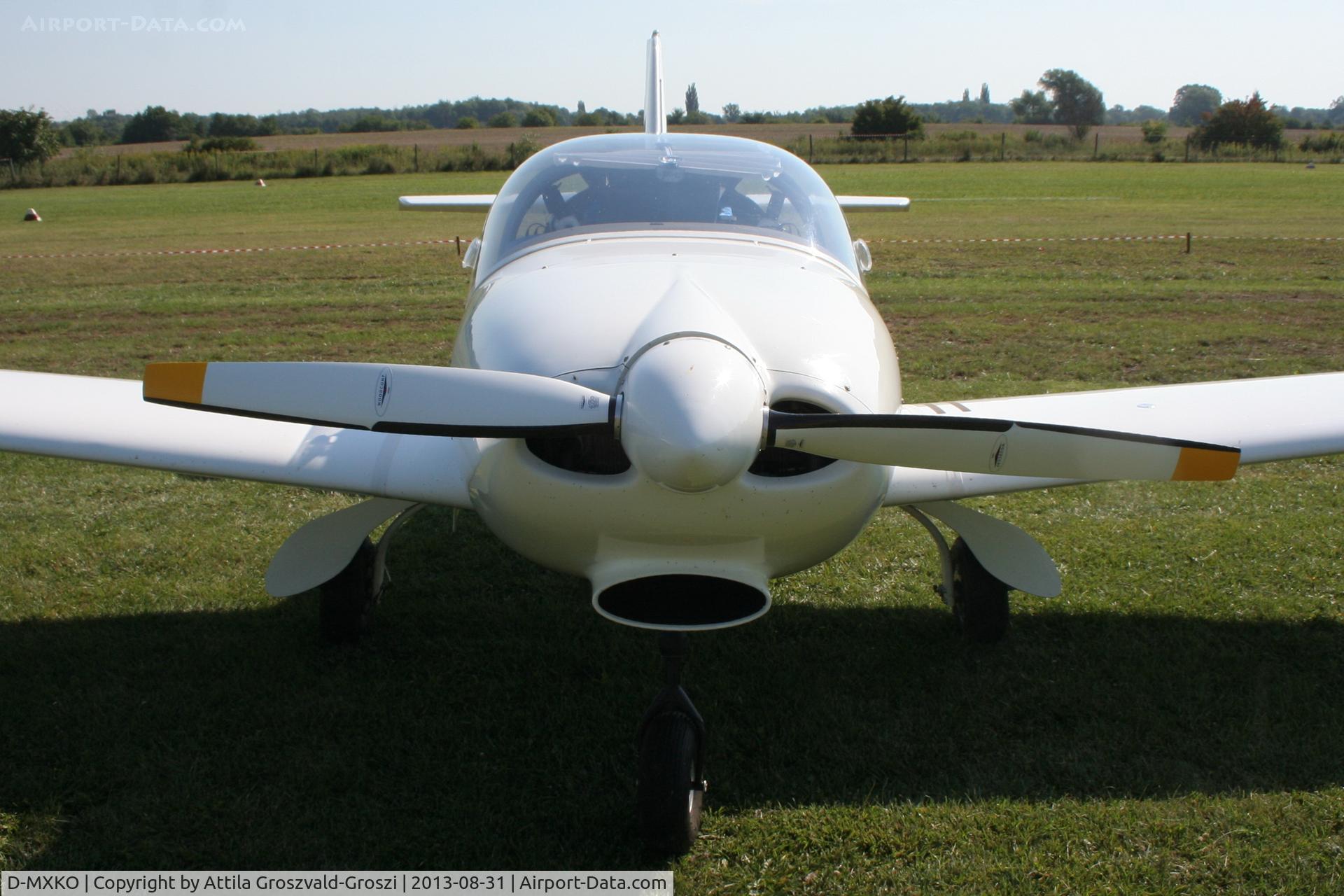 D-MXKO, Aveko VL-3RG Evolution, II. Cirrus-Hertelendy Aviator's Weekend , Hertelendy Castle Airfield Hungary