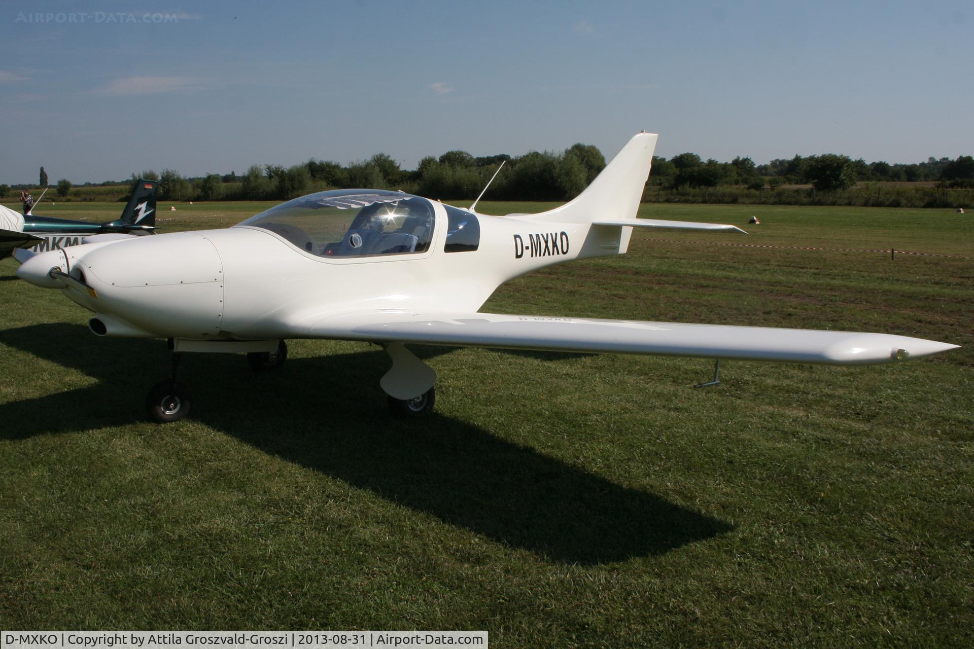 D-MXKO, Aveko VL-3RG Evolution, II. Cirrus-Hertelendy Aviator's Weekend , Hertelendy Castle Airfield Hungary