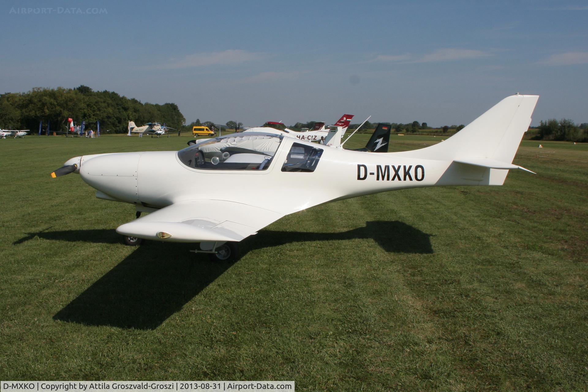 D-MXKO, Aveko VL-3RG Evolution, II. Cirrus-Hertelendy Aviator's Weekend , Hertelendy Castle Airfield Hungary