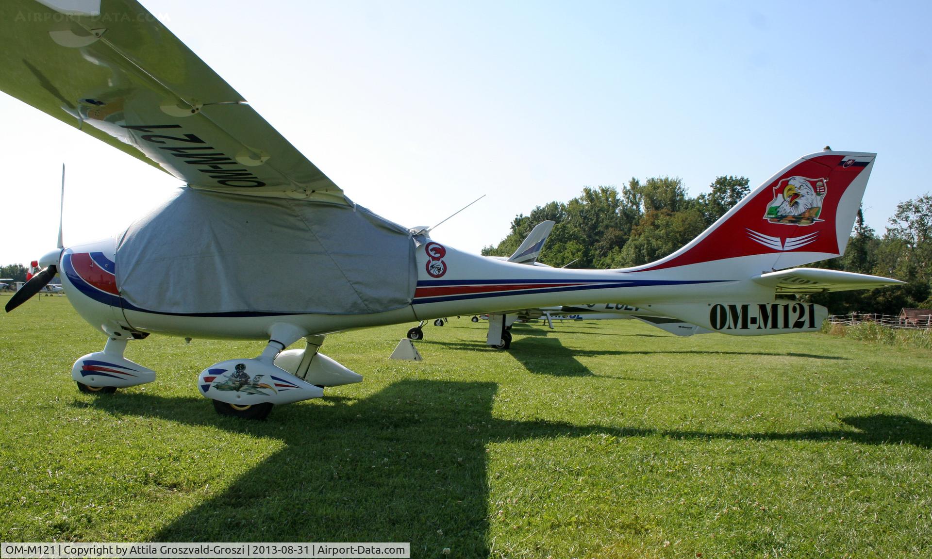 OM-M121, 2009 Flight Design CTLS C/N F-09-04-02, II. Cirrus-Hertelendy Aviator's Weekend , Hertelendy Castle Airfield Hungary