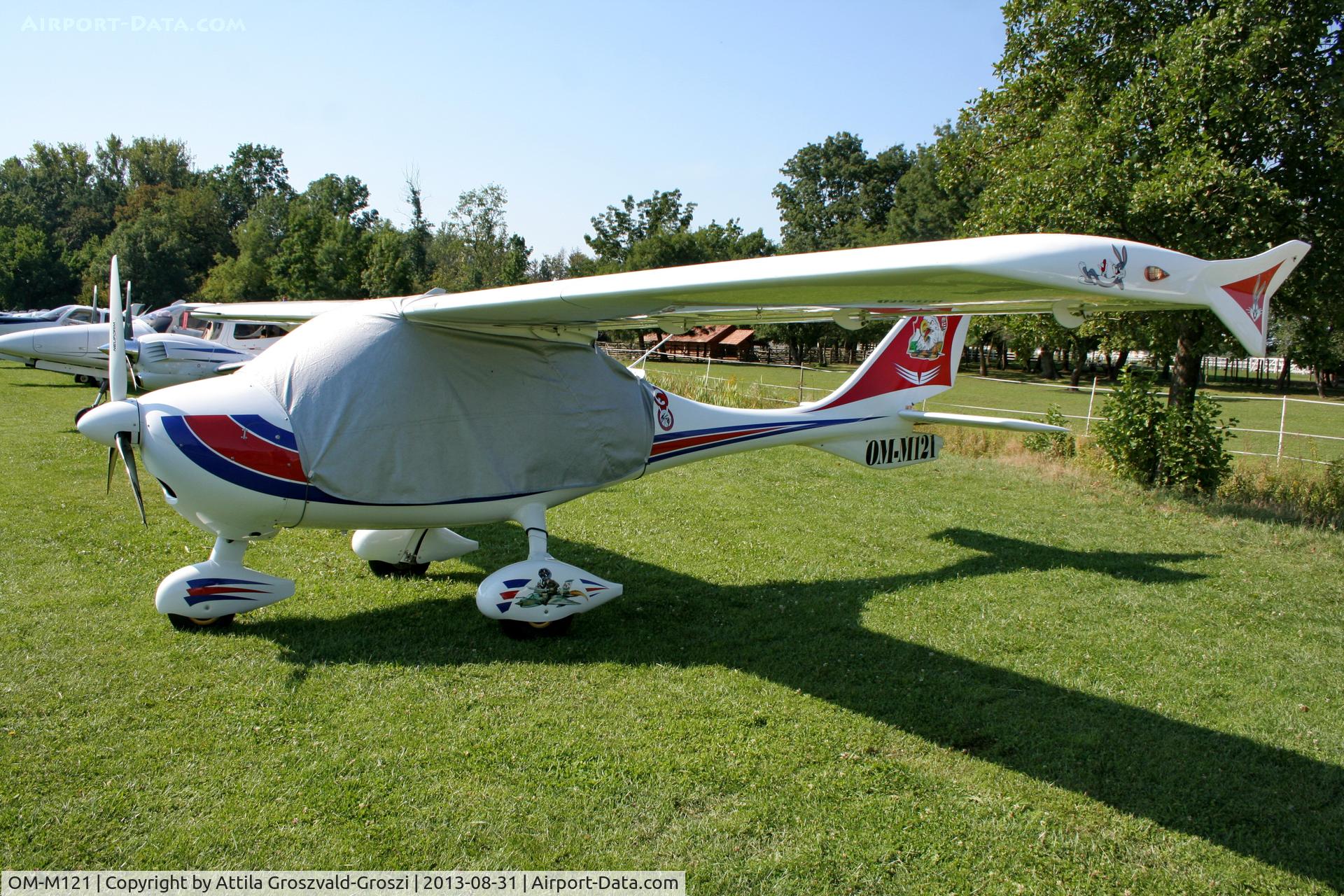 OM-M121, 2009 Flight Design CTLS C/N F-09-04-02, II. Cirrus-Hertelendy Aviator's Weekend , Hertelendy Castle Airfield Hungary